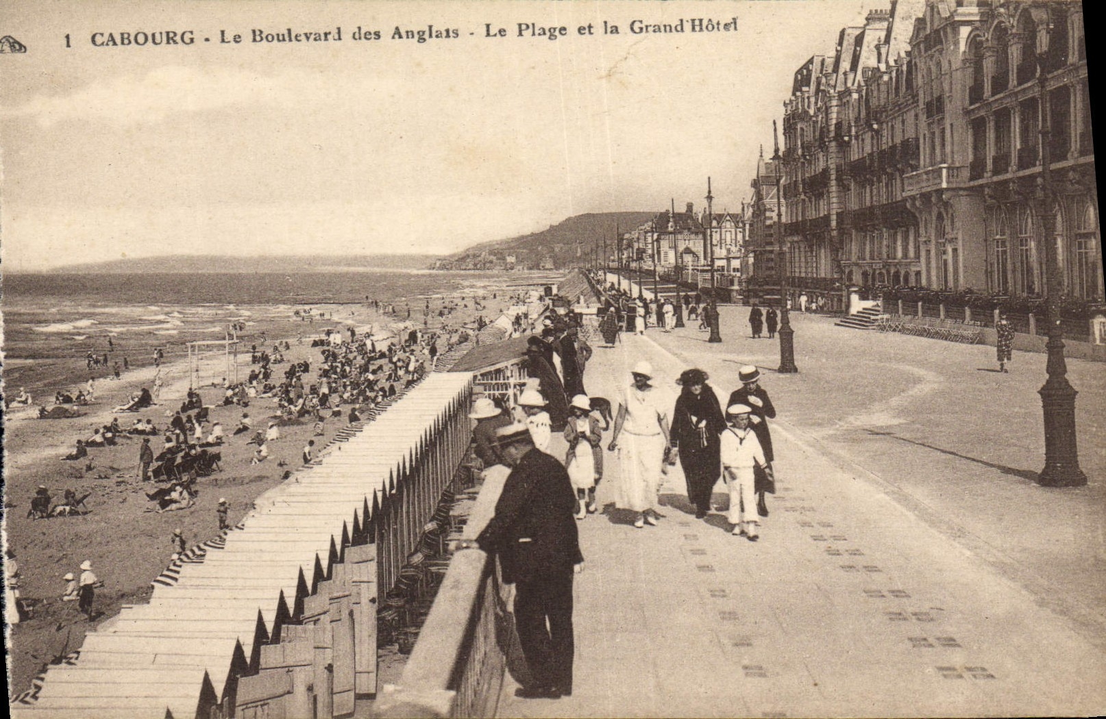 CPA Cabourg le Boulevard des Anglais La Plage et la Grand Hotel