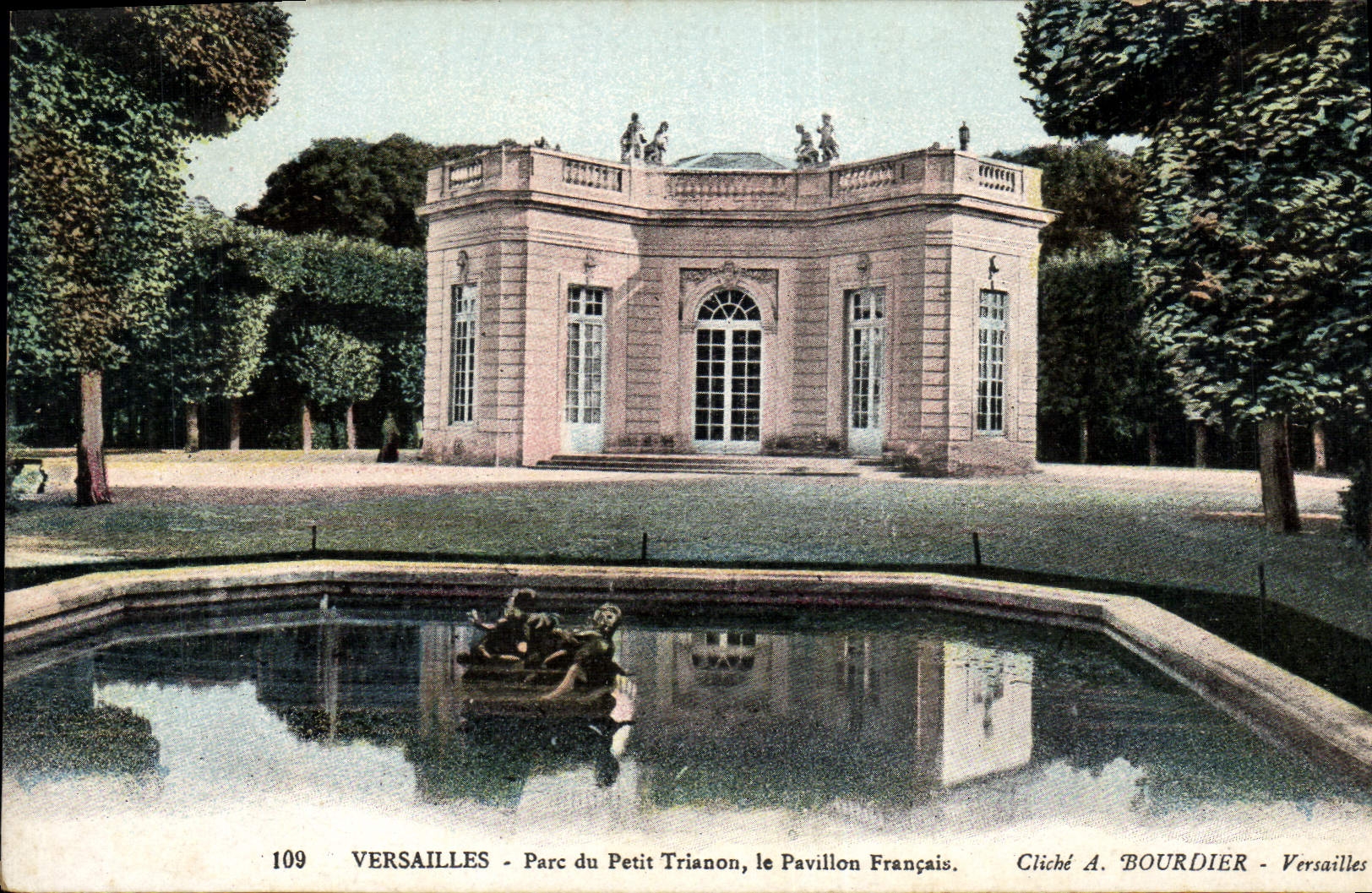 Parque de Versalles de la POSTAL de la VENDIMIA de pequeño Trianon la casa francesa