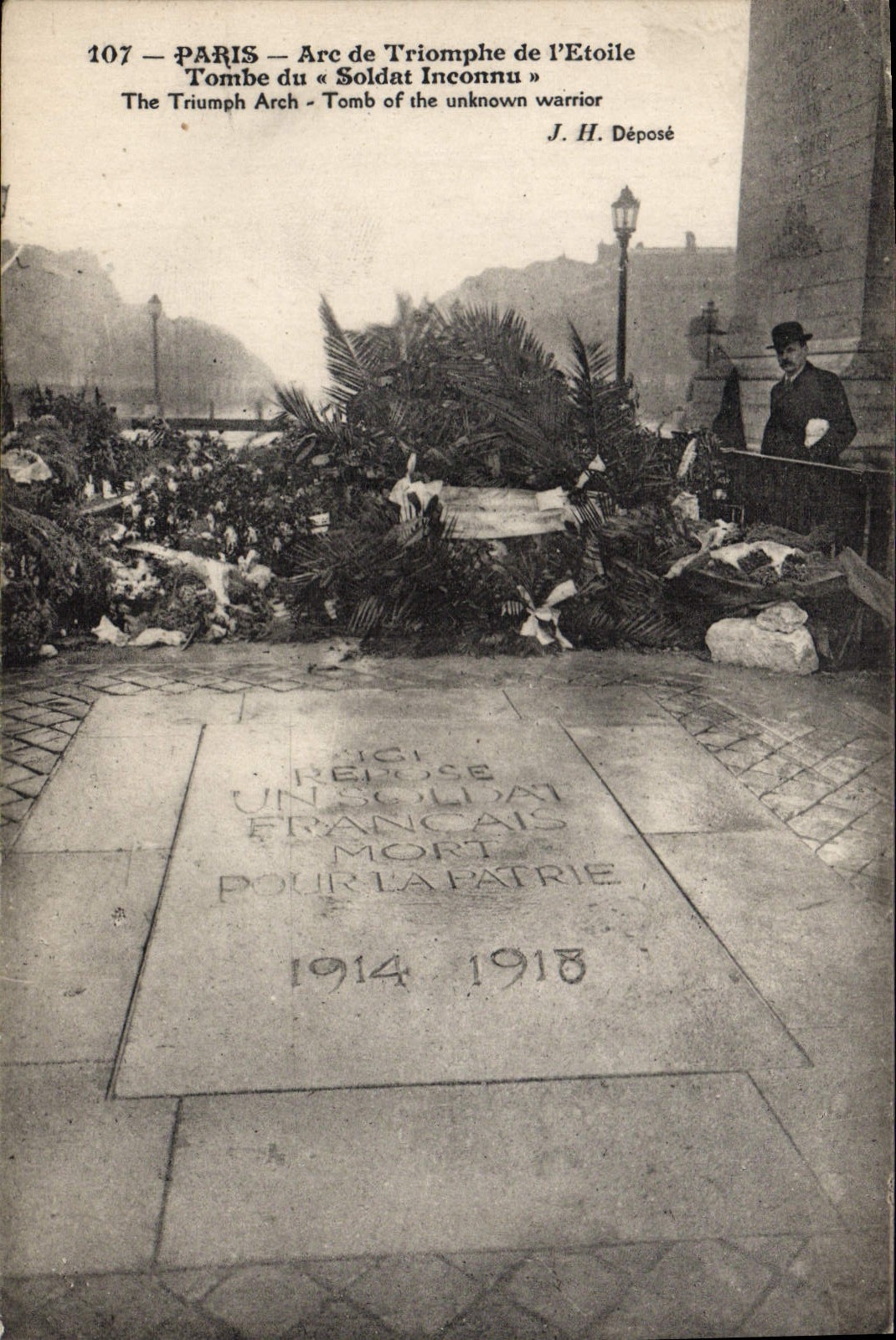 CPA Paris Arc De Triomphe De I'Etoile Tombe du soldat inconnu Militaria