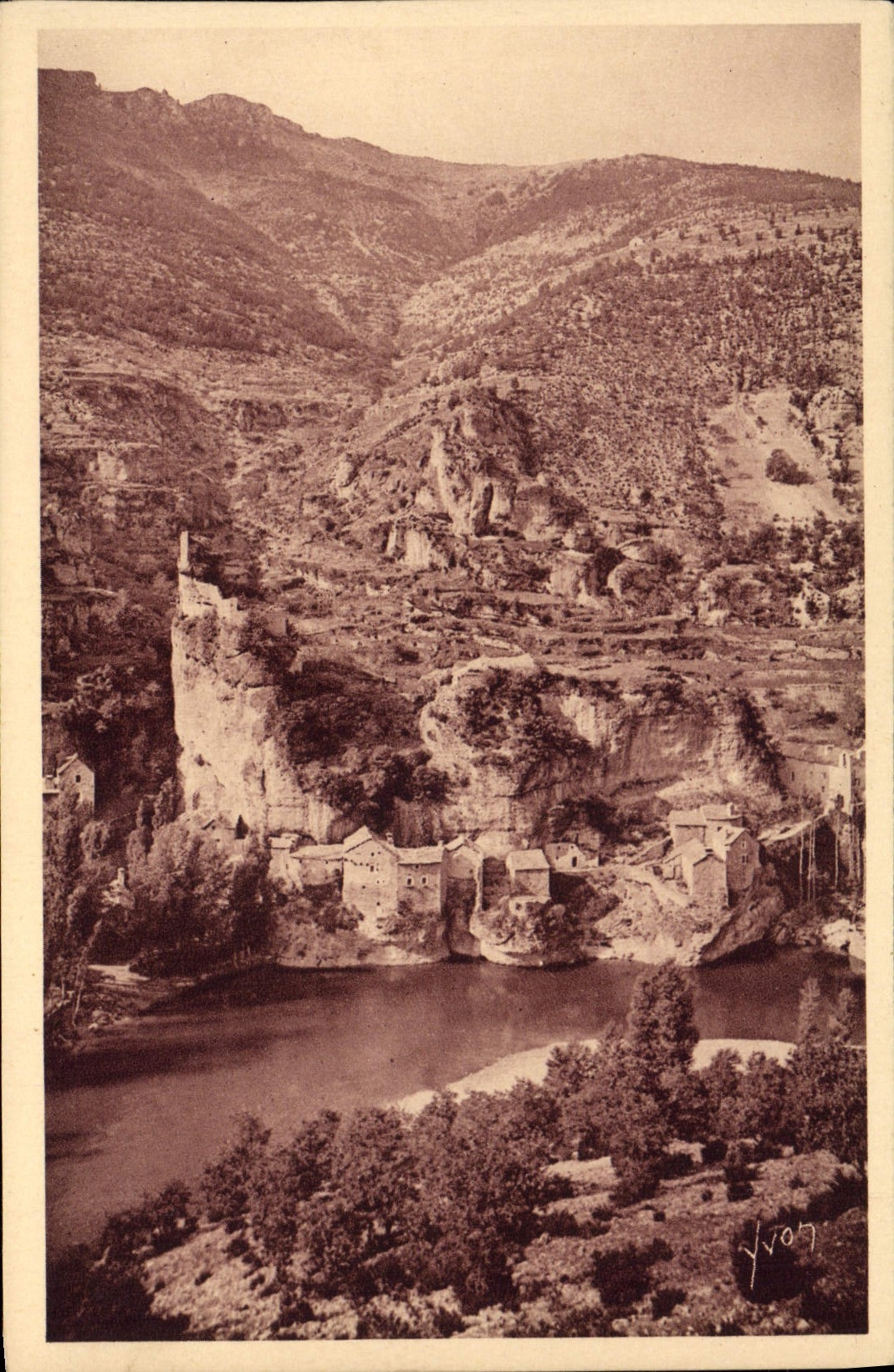 CPA Gorges Du Tarn Castelbouc le village et le vieux chateau