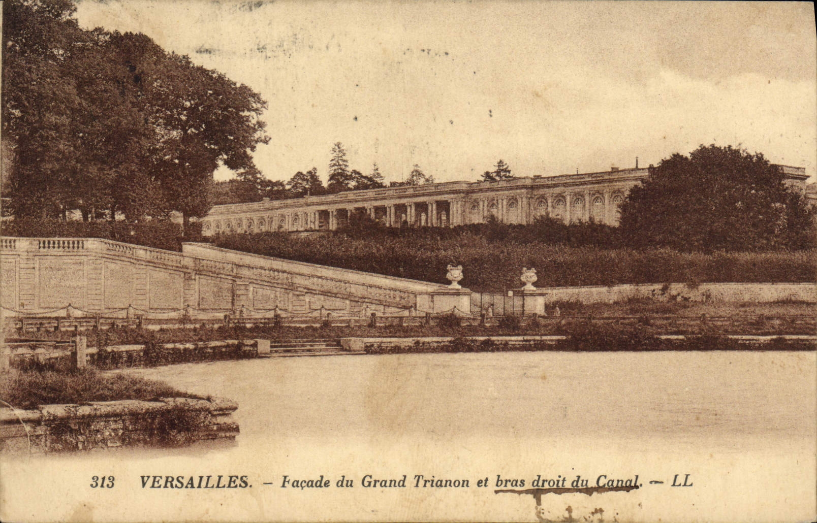 CPA Versailles Facade Du Grand Trianon Et Bras Droit Du Canal
