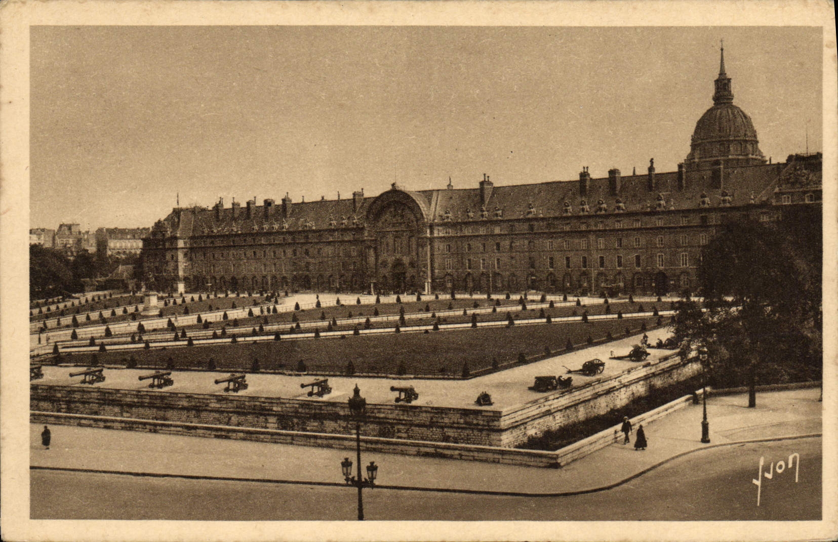 CPA Paris Facade et jardin de l'Hotel des Invalides 