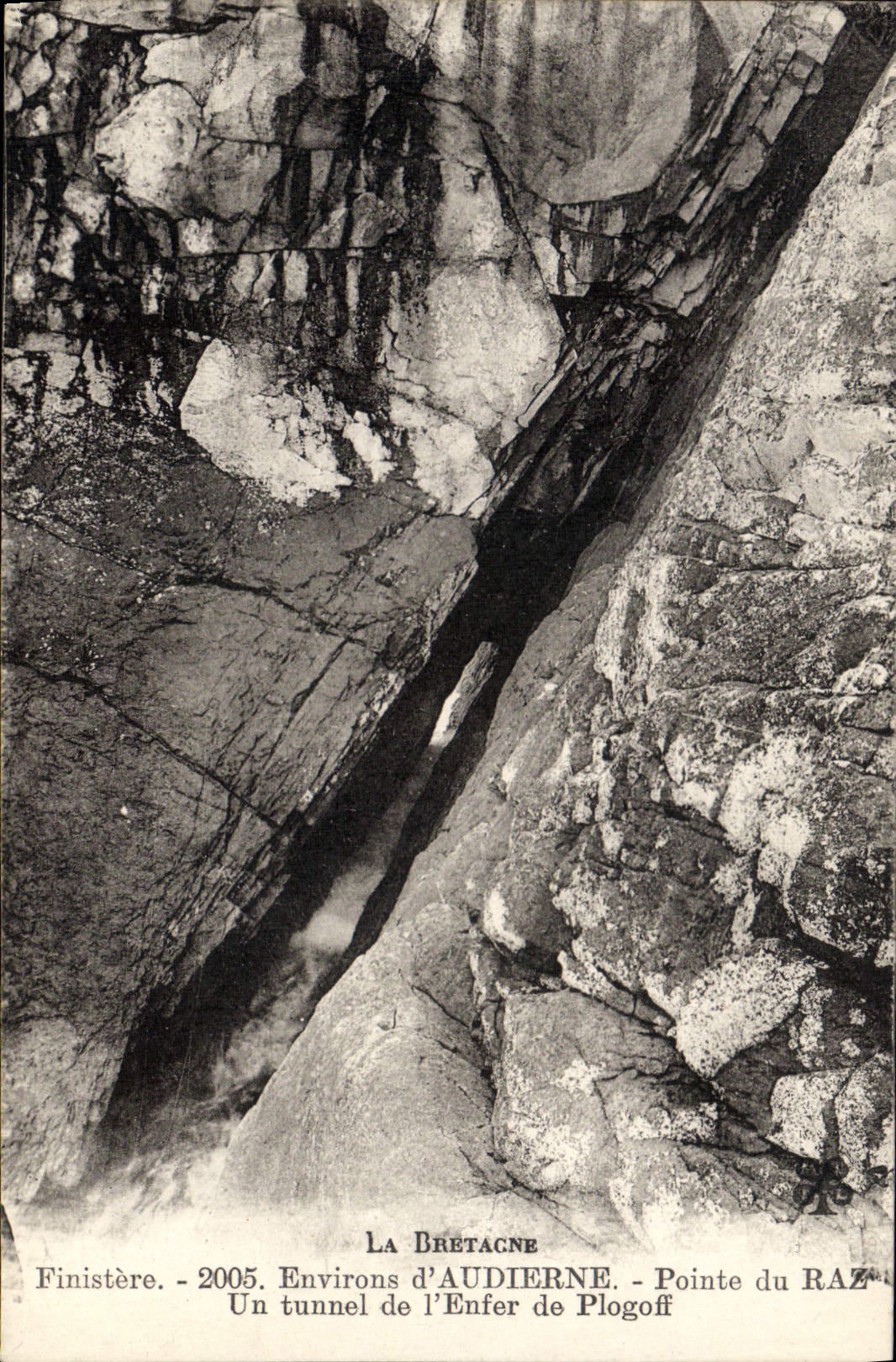 CPA La Bretagne Environs D'Audierne Pointe Du Raz Un tunnel de l'enfer de Plogoff