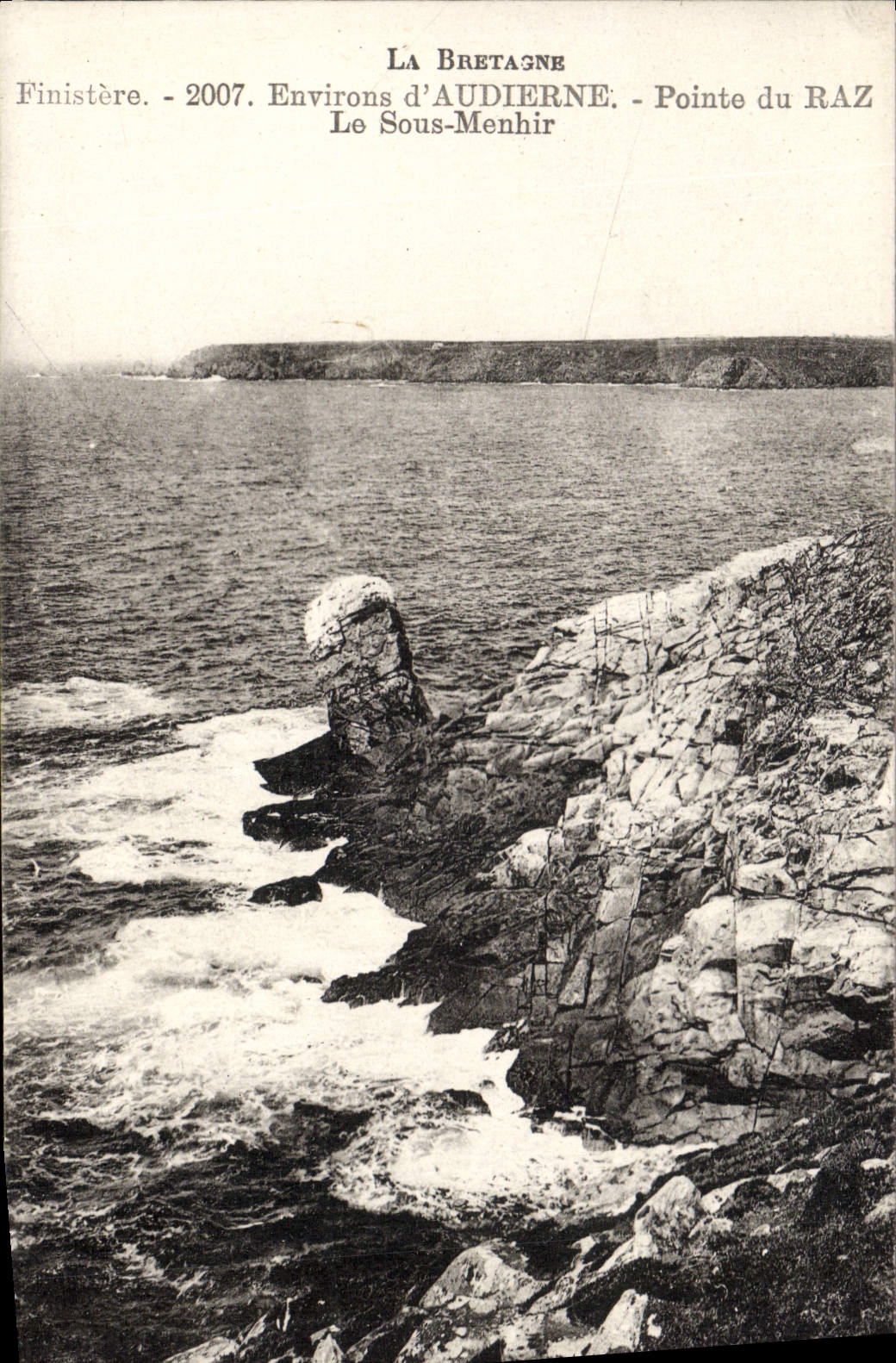 CPA La Bretagne Environs D'Audierne Pointe Du Raz Le sous menhir