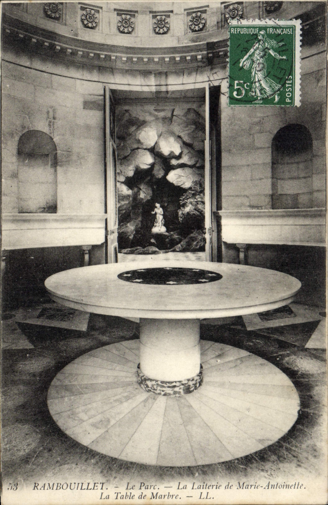 CPA Rambouillet Le Parc La Laiterie De Marie Antoinette La table de marbre 