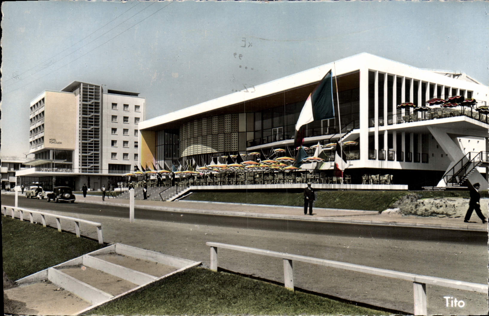 CPM Royan Le Palais Des Congres Et Hotel de Foncillon