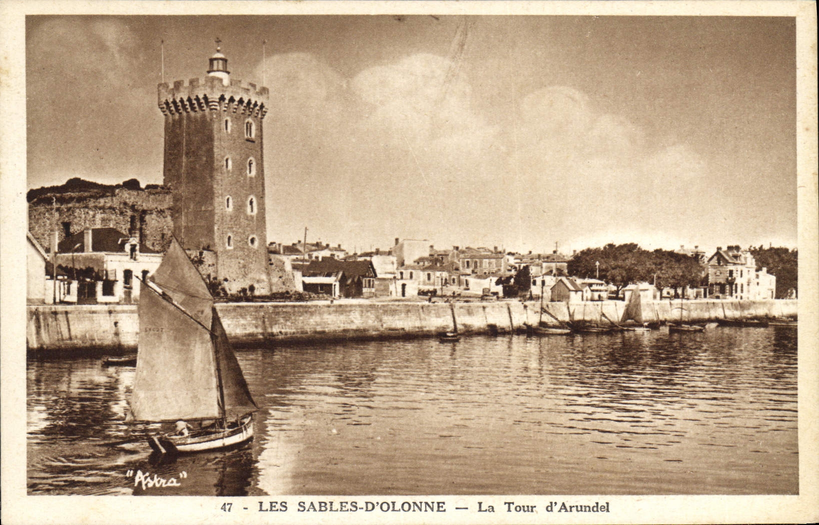 CPA Les Sables D'Olonne La Tour D'Arundel Bateau