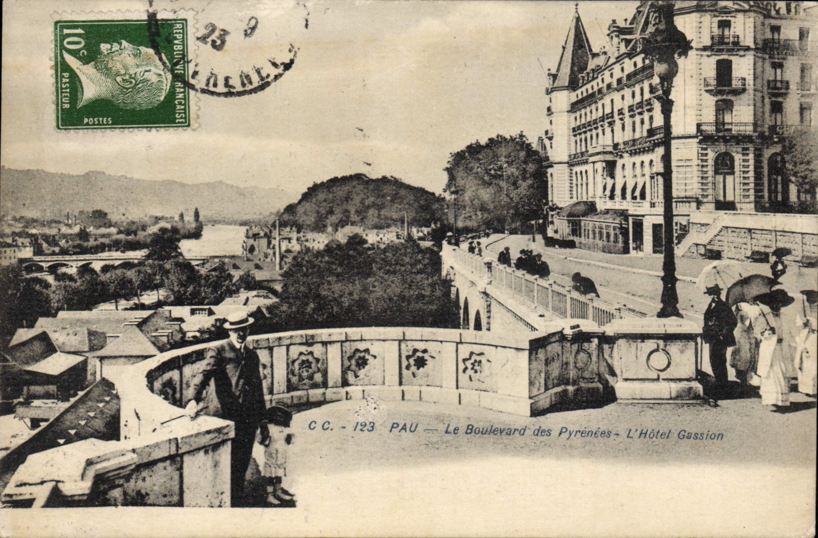 POSTAL Pau de la VENDIMIA el bulevar de los Pyrenees el hotel de Gassion