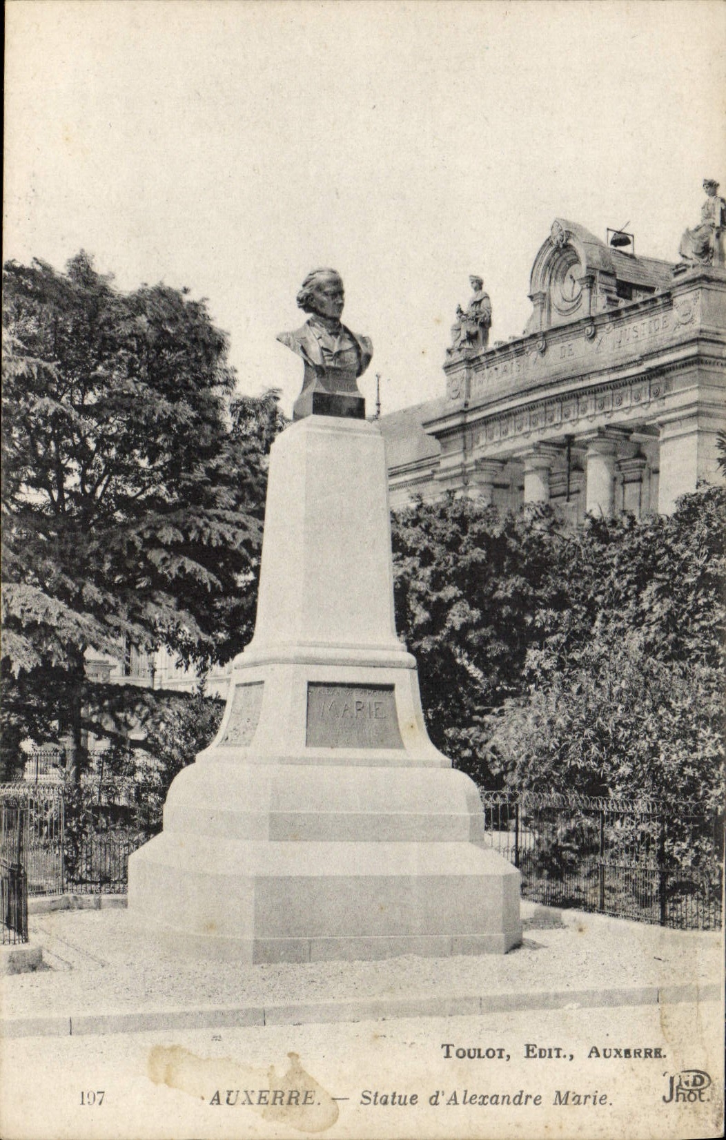 CPA Auxerre Statue D'Alezandre Marie