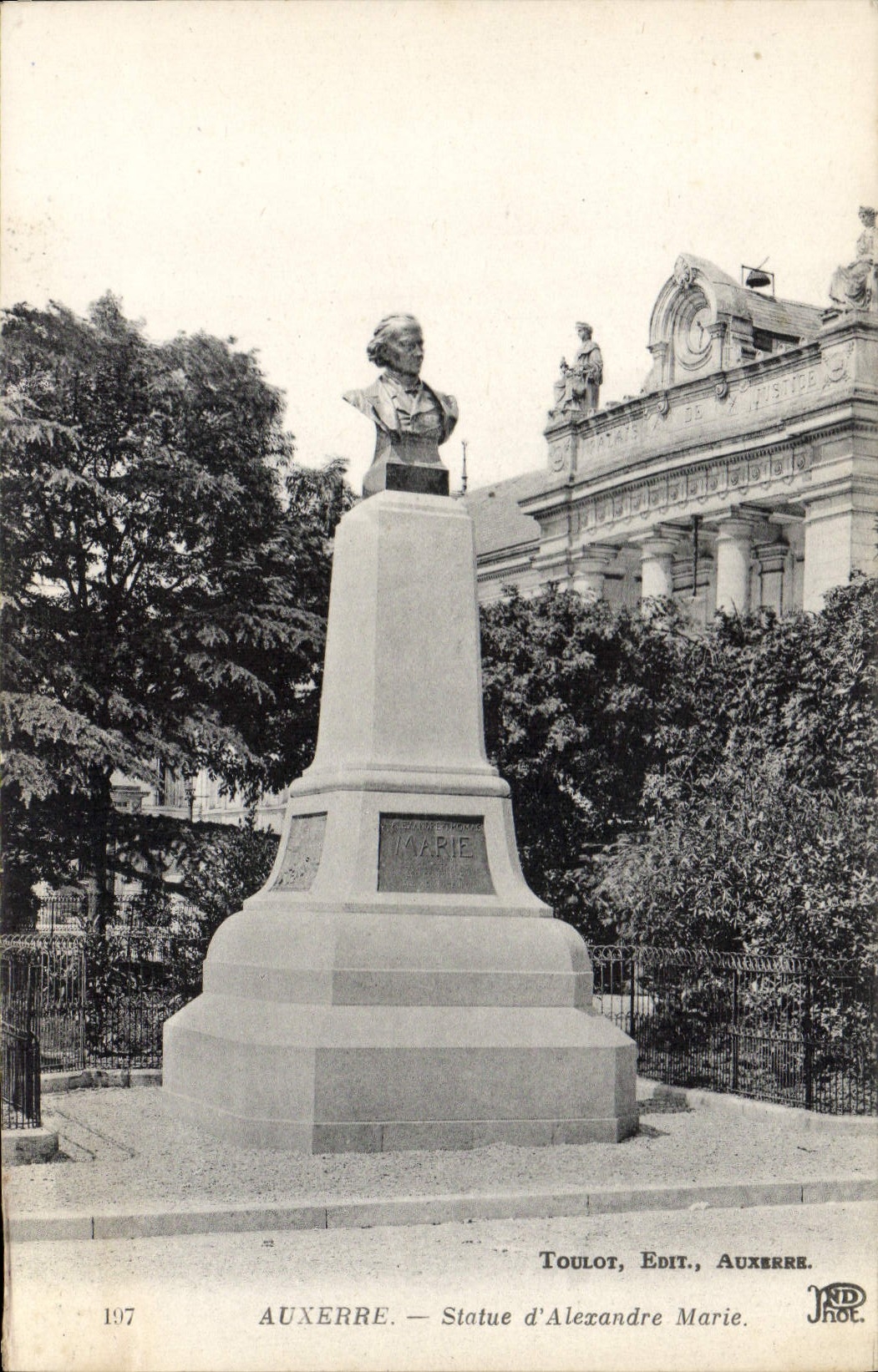 CPA Auxerre Statue D'Alezandre Marie