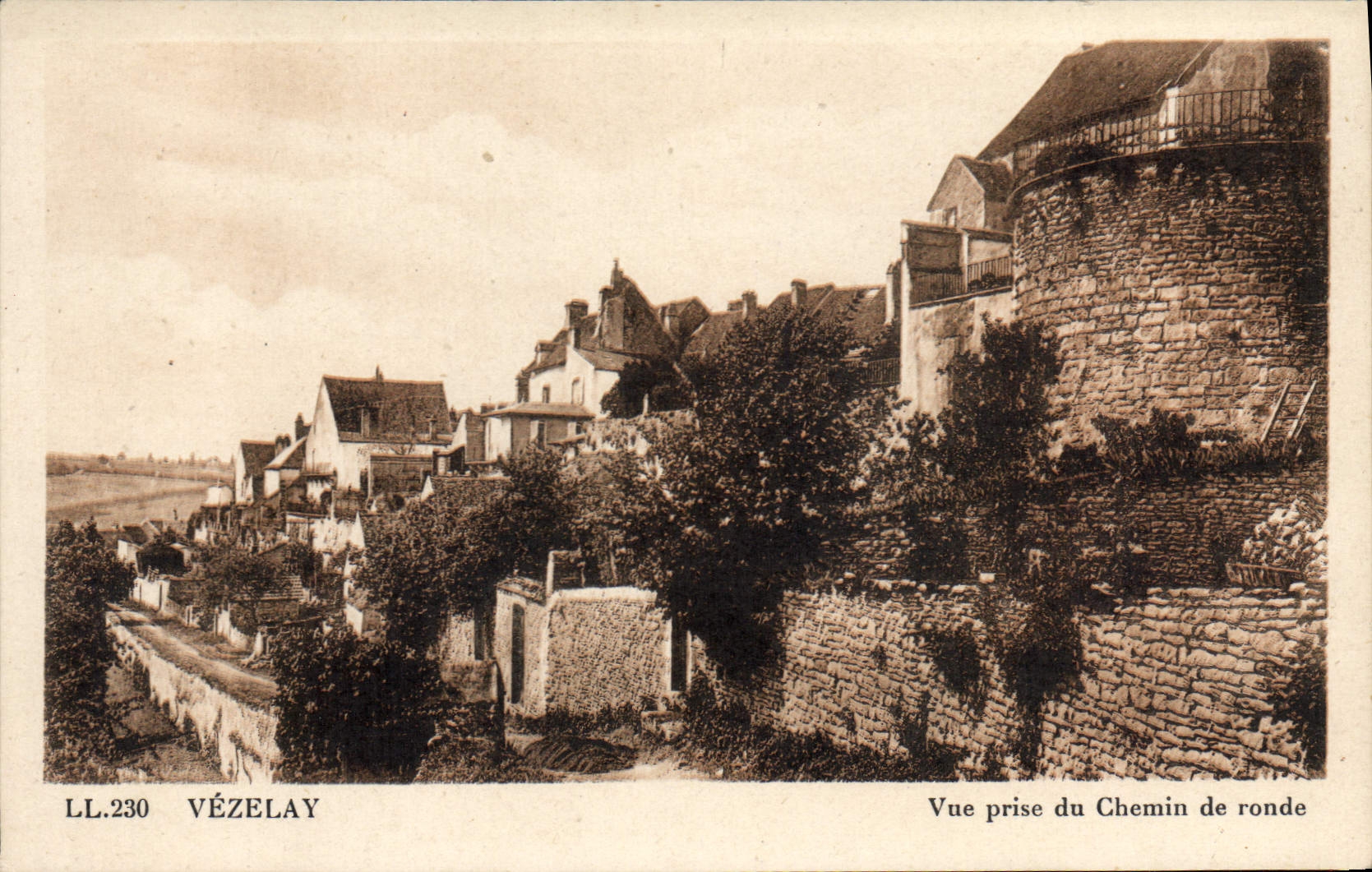 CPA Vezelay Vue Prise Du Chemin De Ronde