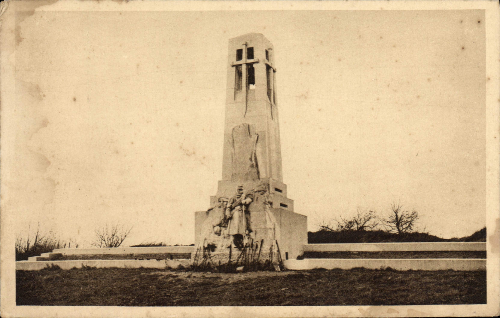 CPA Vauquois Monument Eleve A La Memoire Des Poilus Militaria