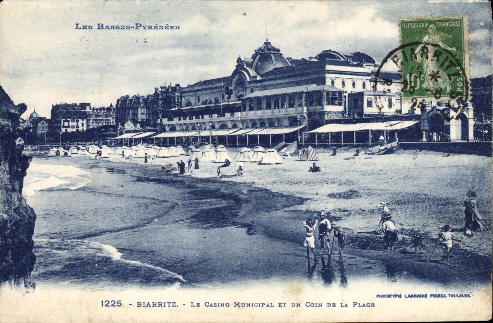 POSTAL Biarritz de la VENDIMIA el casino municipal y una esquina de la playa