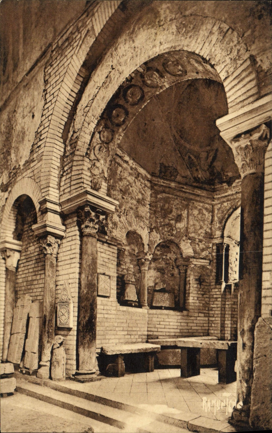 CPA Poitiers Interieur Du Baptistere St Jean Musee Merovingien