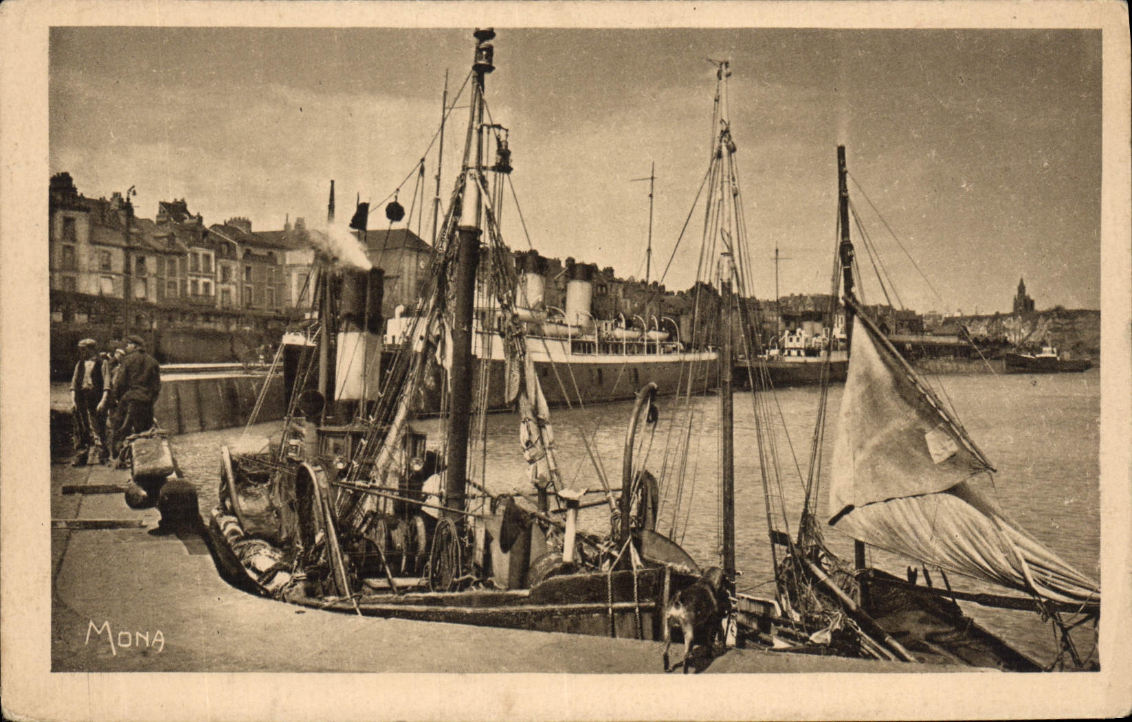 POSTAL Dieppe de la VENDIMIA antes de los barcos rastreadores y de los vapores portuarios cerca de la estación del puerto