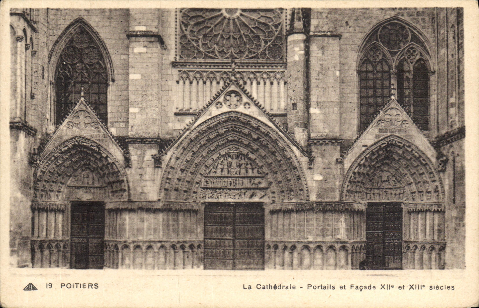 CPA Poitiers La Cathedrale Portails Et Facade