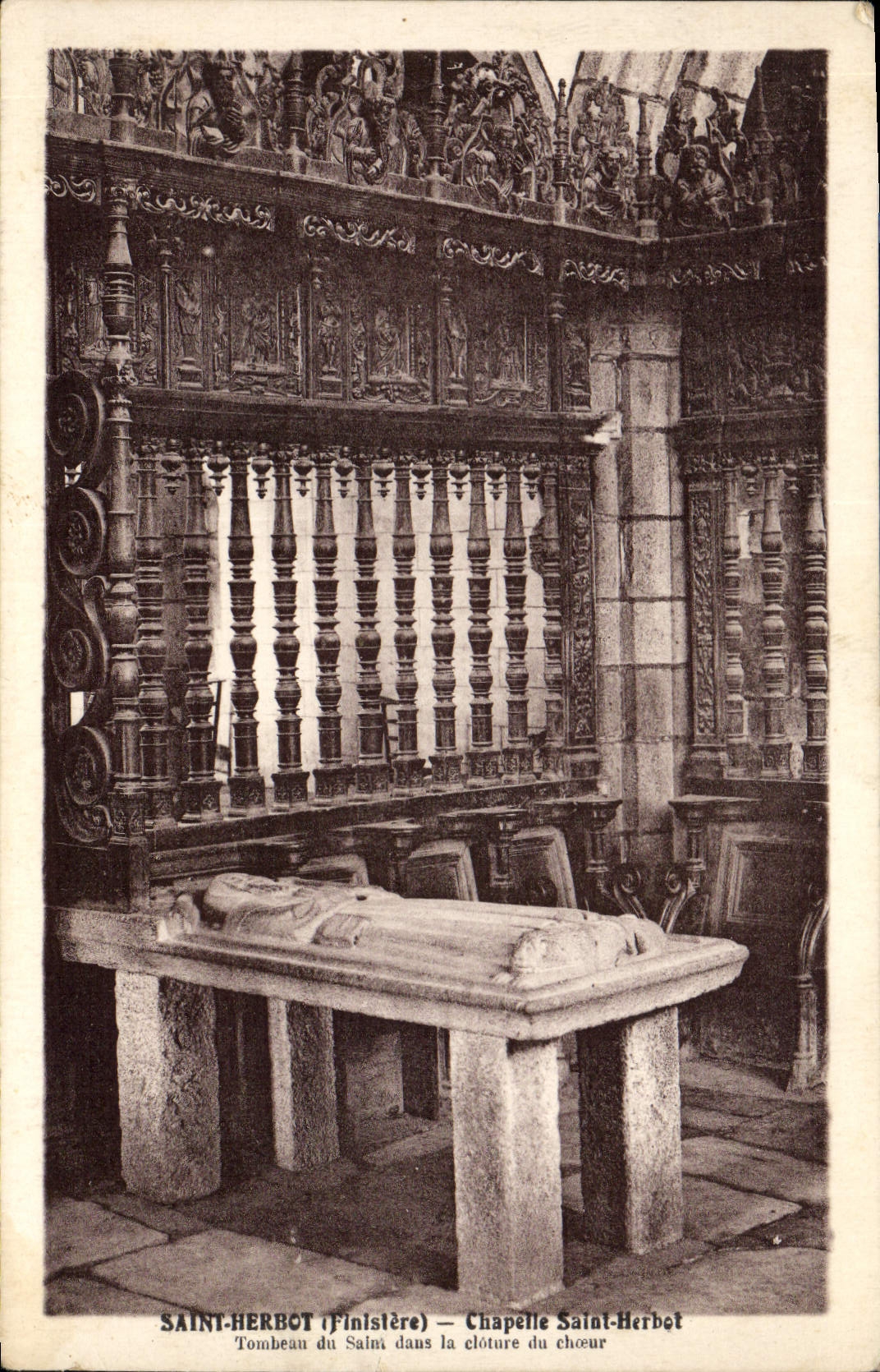 CPA Saint Herbot Chapelle Saint Herbot Tombeau du Saint dans la cloture du choeur