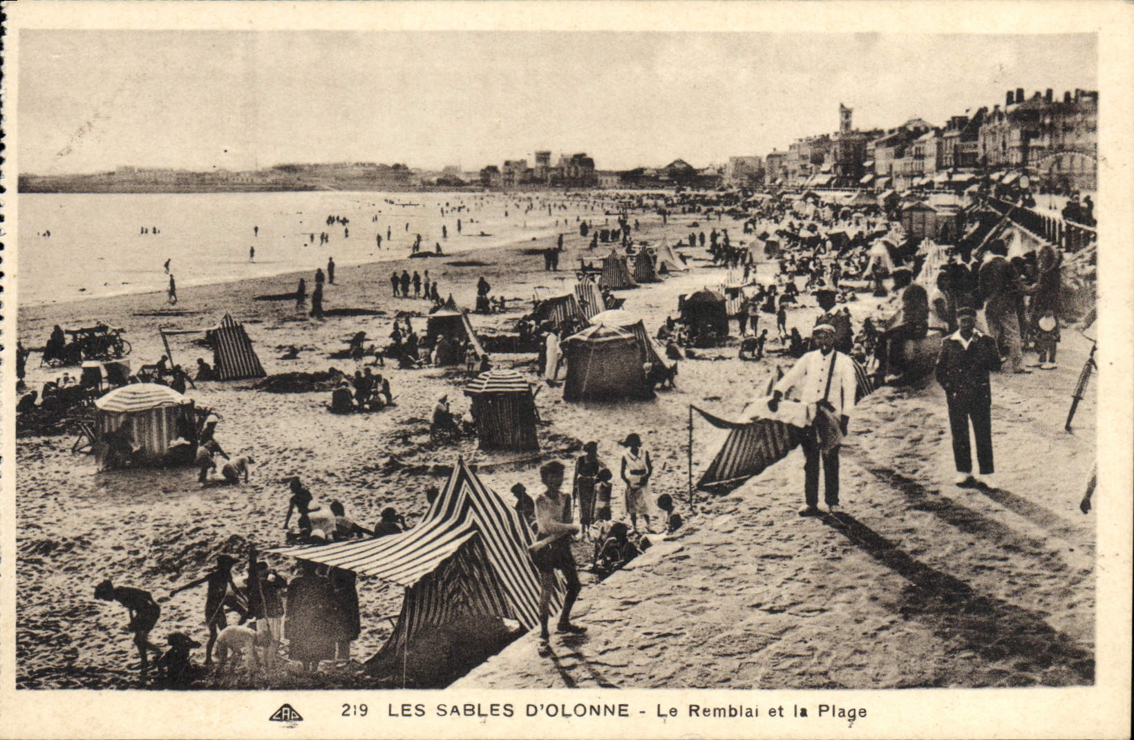 CPA Les Sables D'Olonne Le Remblai et la Plage