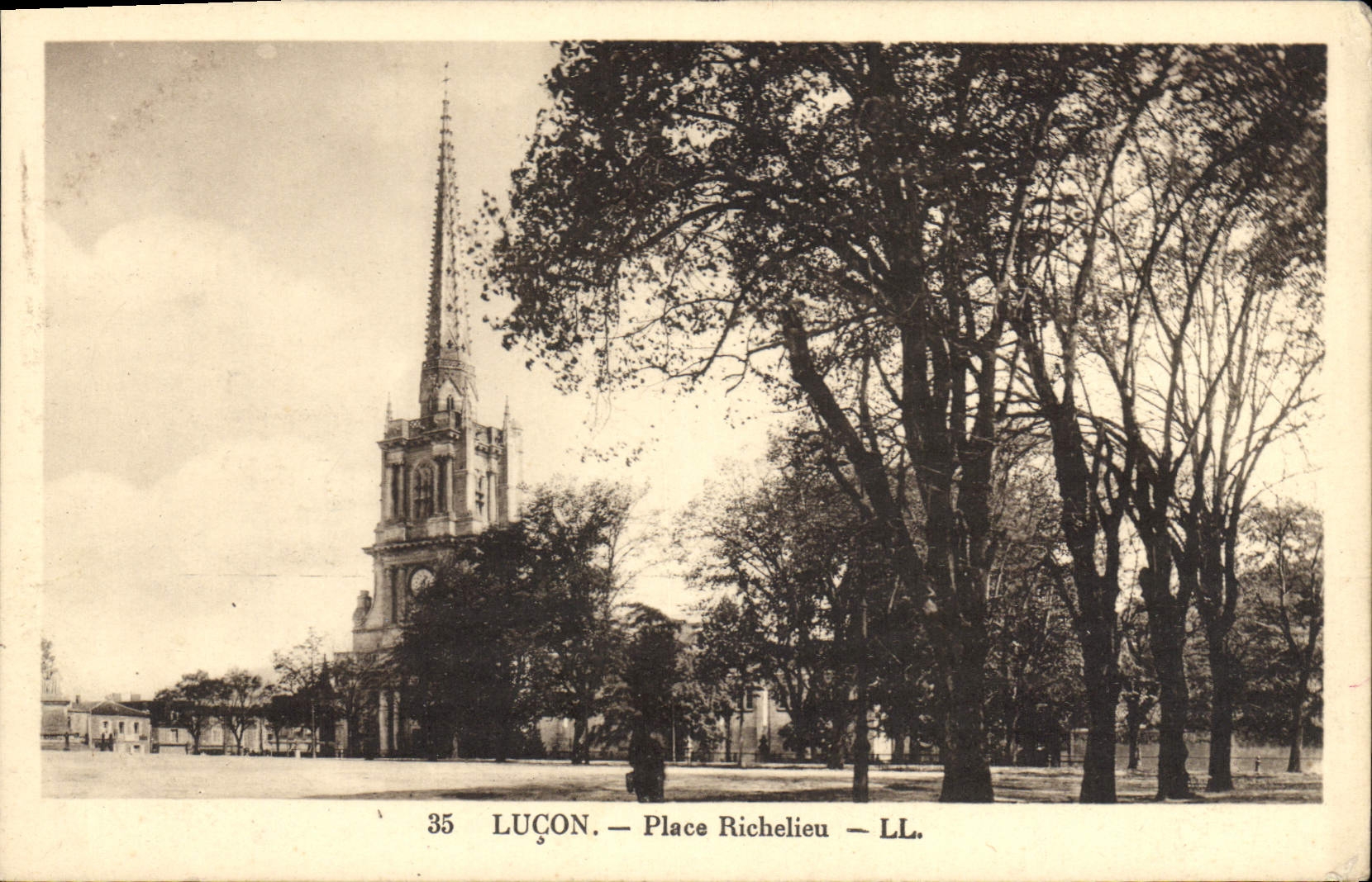 VINTAGE POSTCARD Lucon Places Richelieu