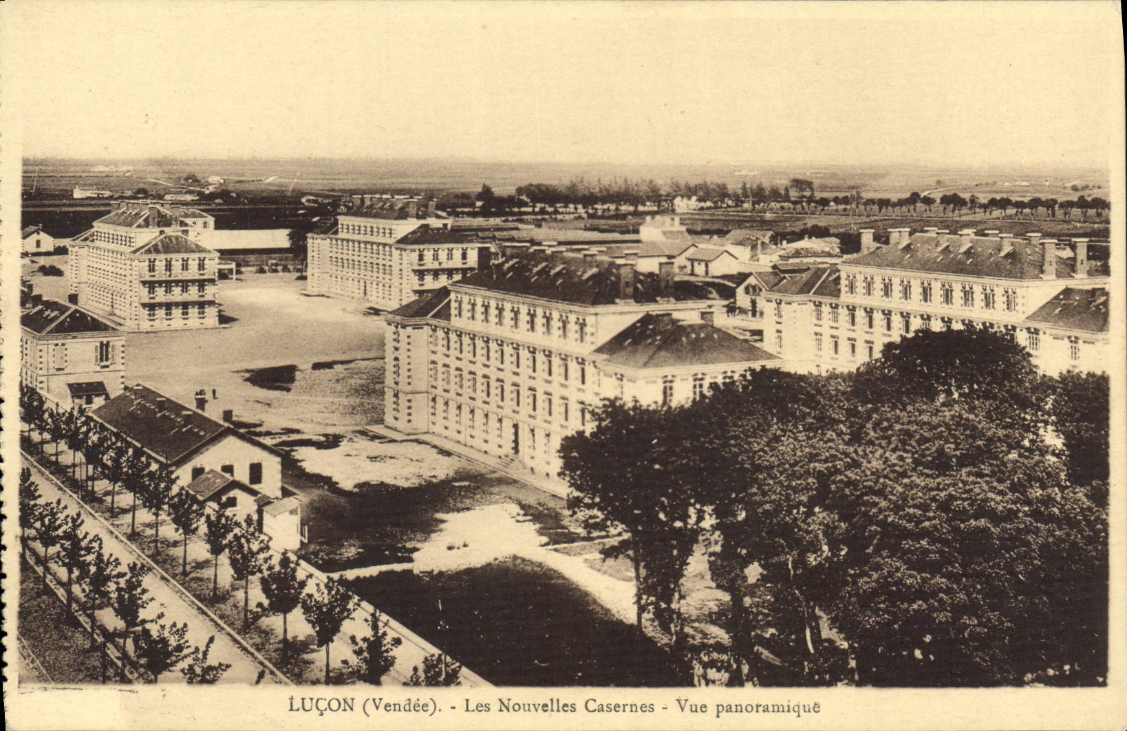 CPA Lucon Les Nouvelles Casernes Vue panoramique Militaria