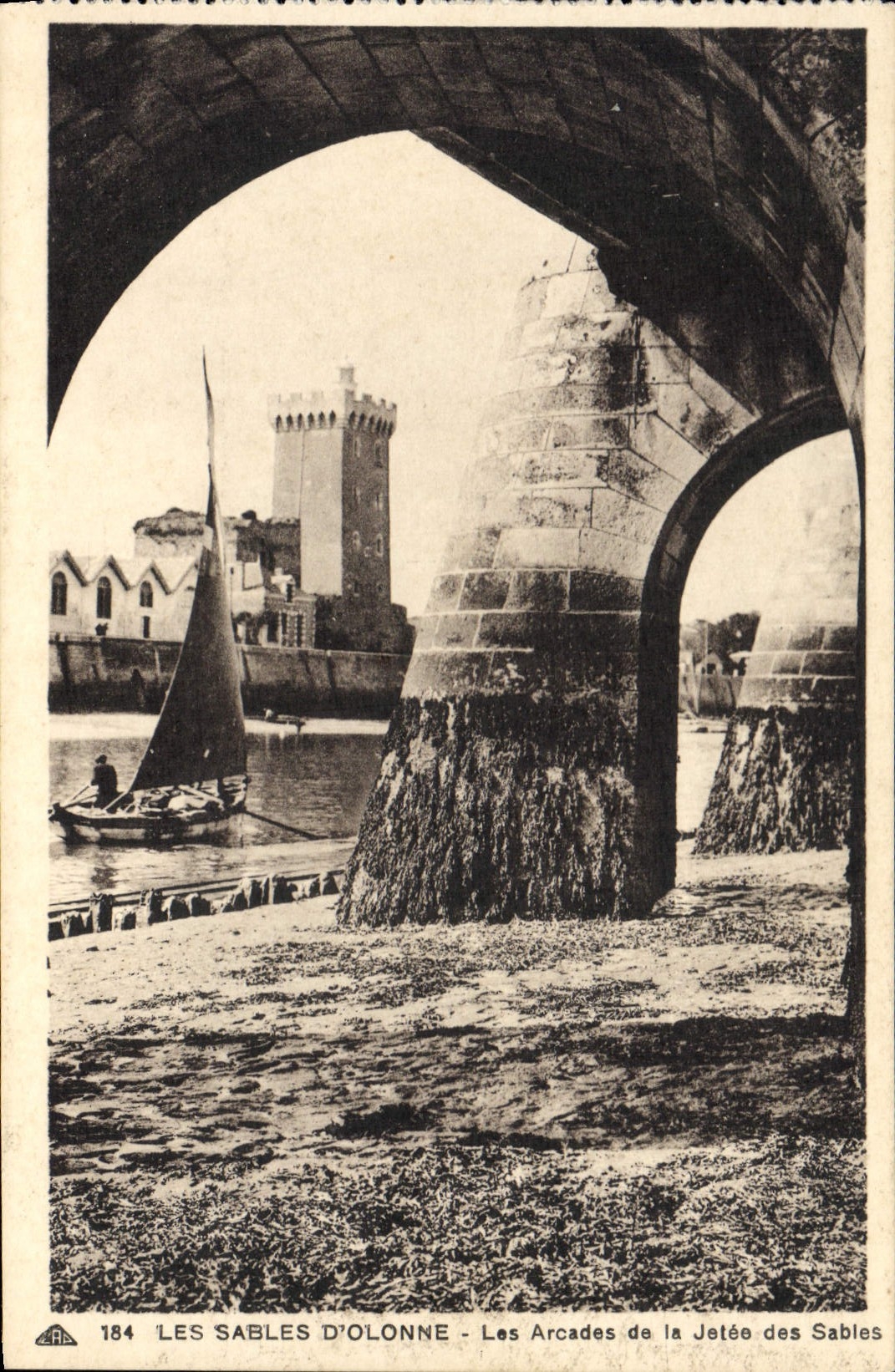 CPA Les Sables D'Olonne Les arcades de la jetee des sables Bateau