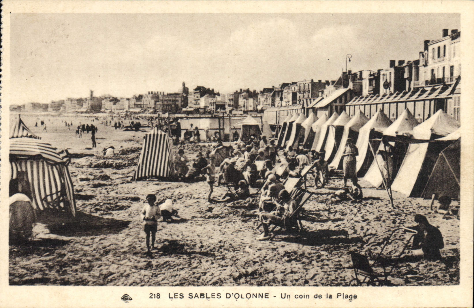 CPA Les Sables D'Olonne Un Coin de la Plage