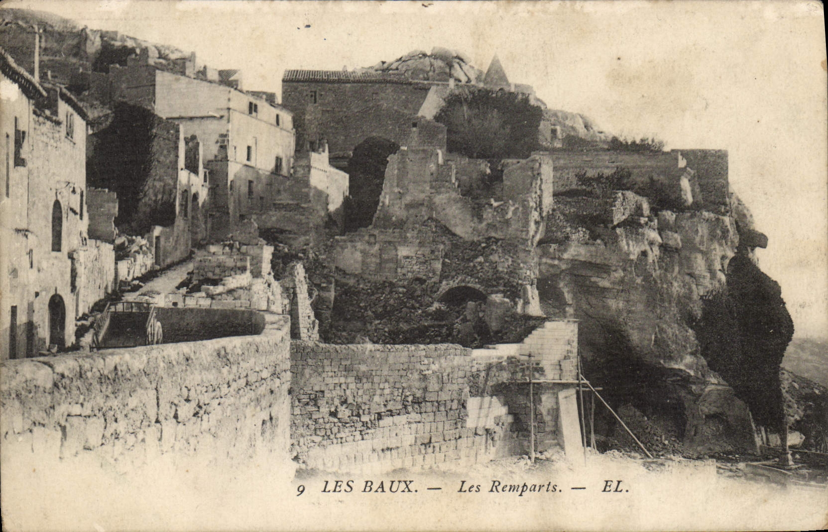 CPA Les Baux Les Remparts