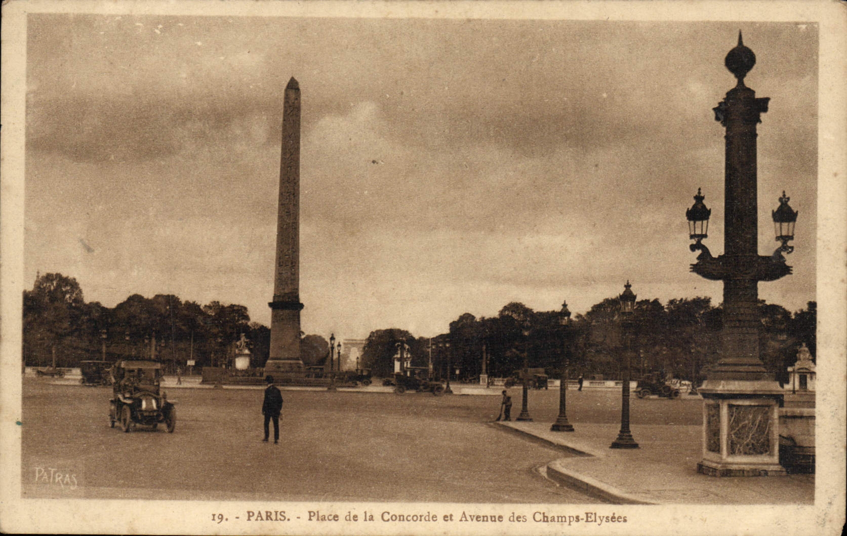 CPA Paris Place de la Concorde et Avenue des Champs Elysees