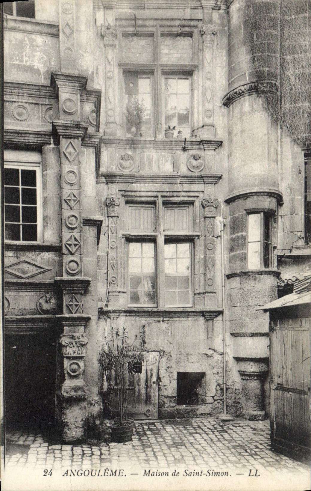 VINTAGE POSTCARD Angouleme House of Simon Saint