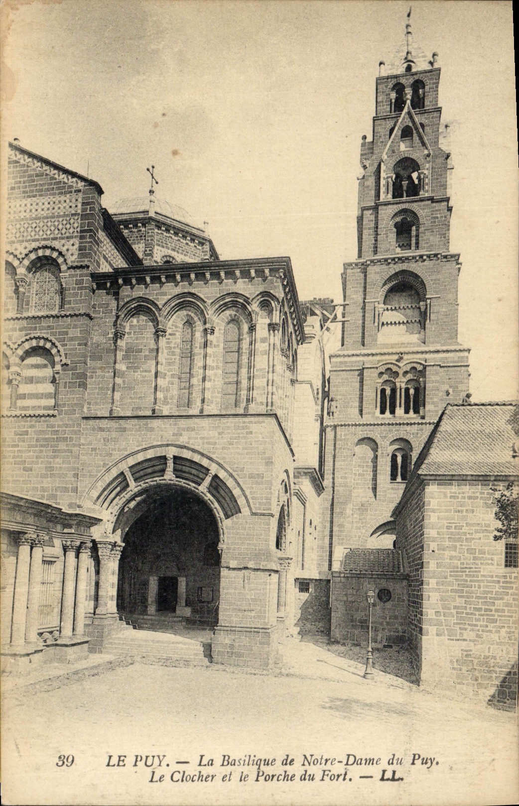 CPA Le Puy La Basilique de Notre Dame Du Puy Le clocher et le porche du Fort