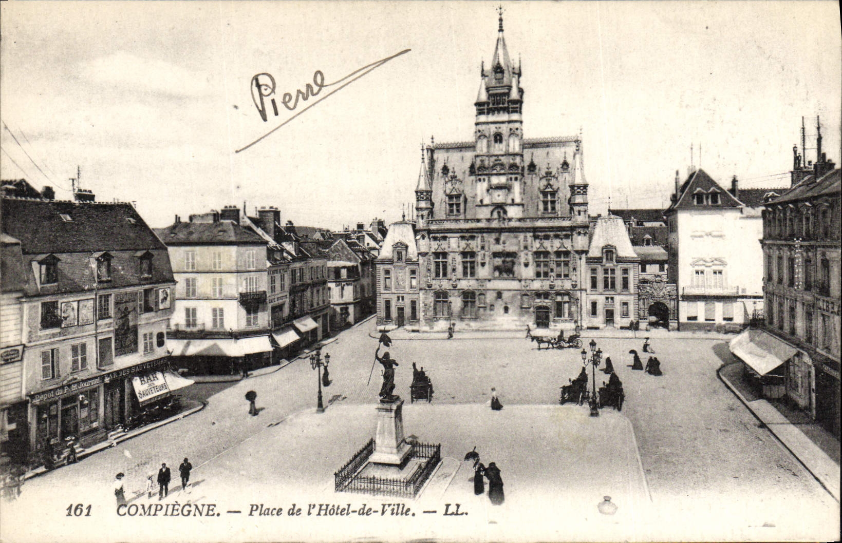 CPA Compiegne Place de L'Hotel de Ville