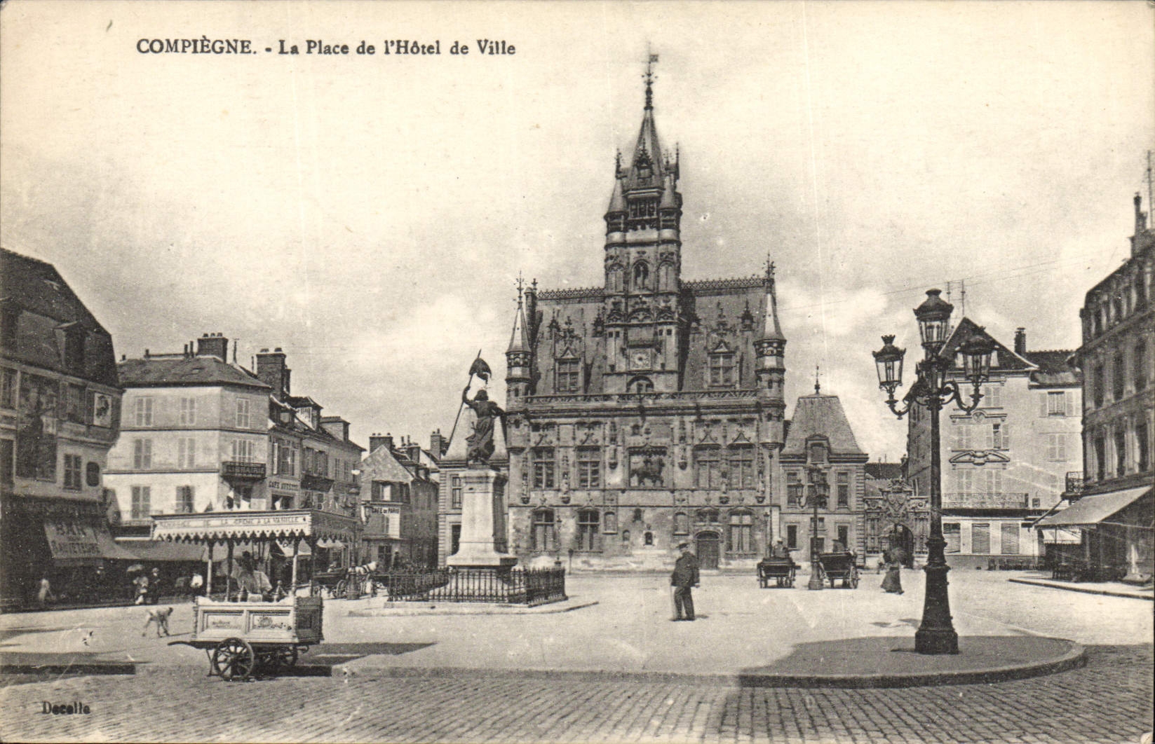 CPA Compiegne La Place de L'Hotel de Ville