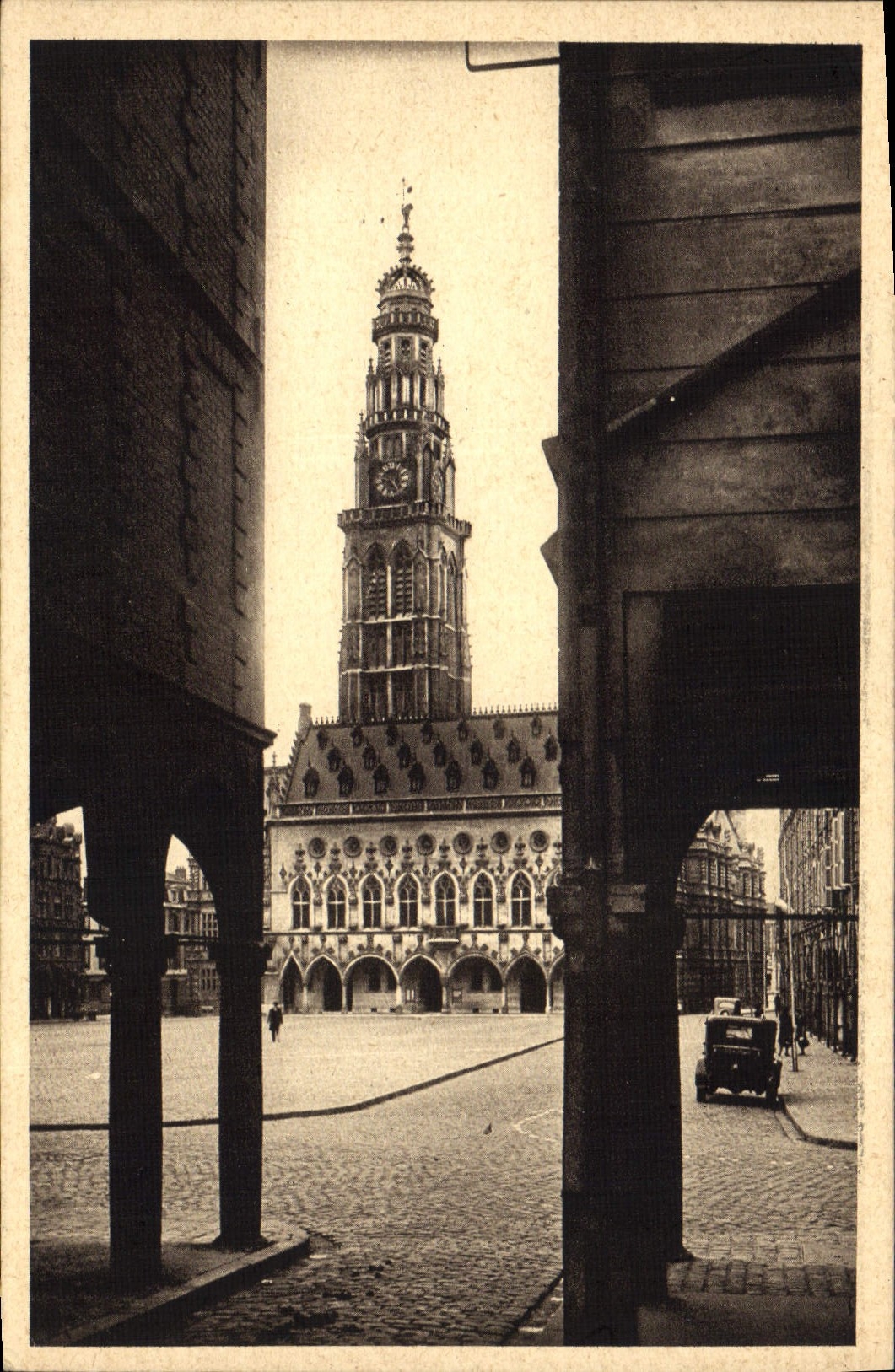 CPA Arras Vue Sur La Petite Place