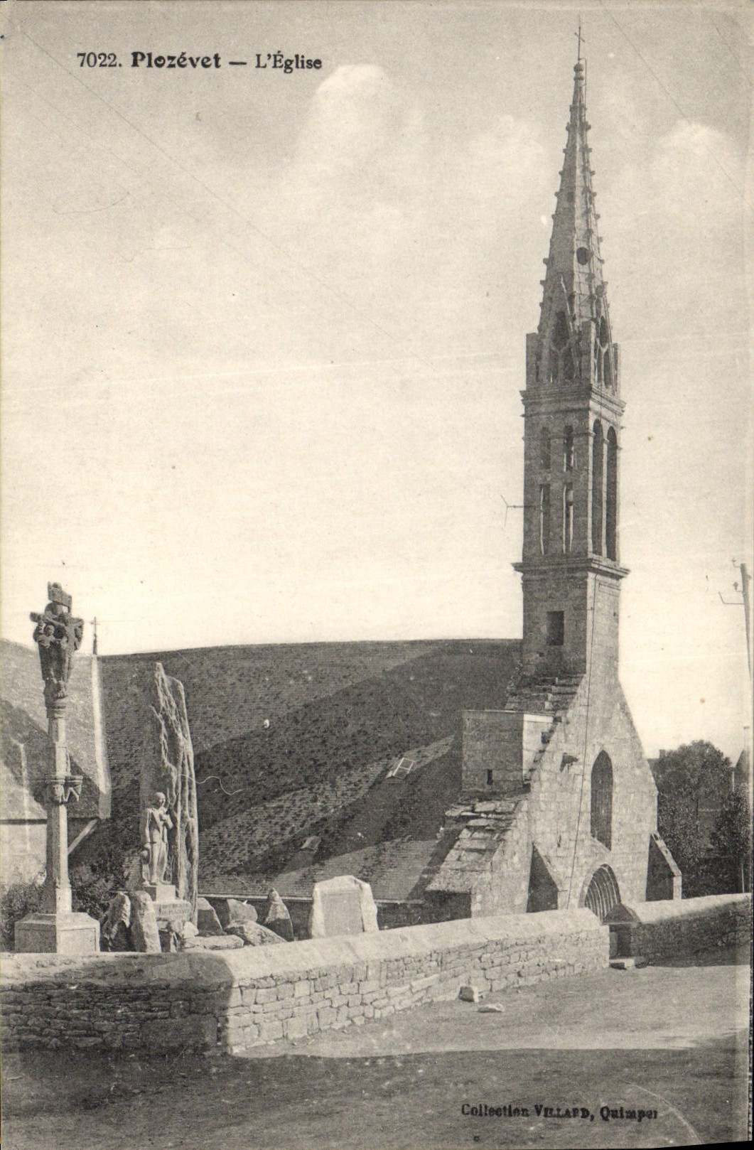 VINTAGE POSTCARD Plozevet the Church