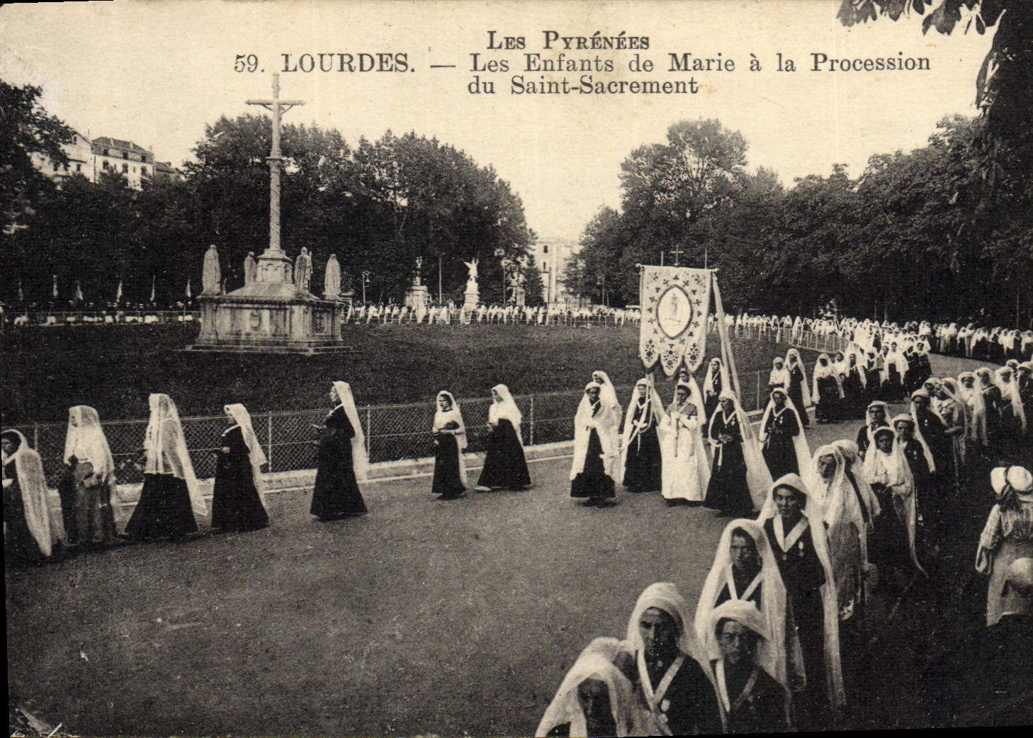 Niños pesados de la POSTAL de la VENDIMIA de Marie a la procesión del sacramento bendecido