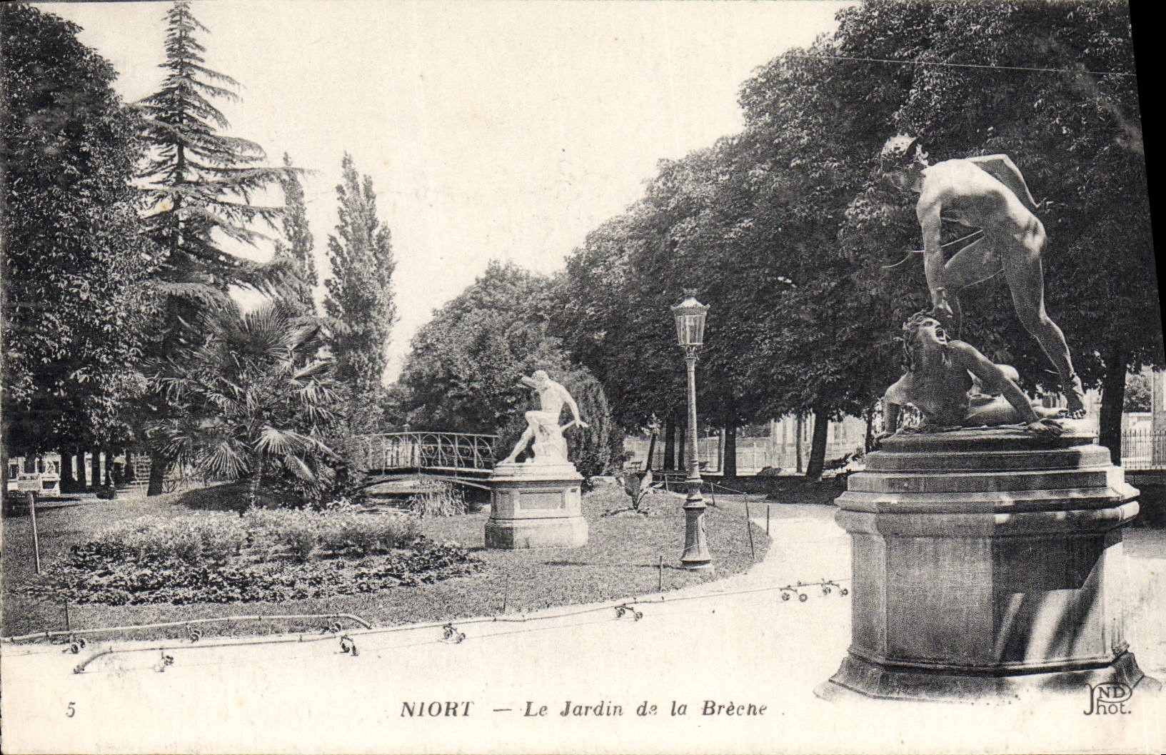 VINTAGE POSTCARD Niort the Garden of the Breach