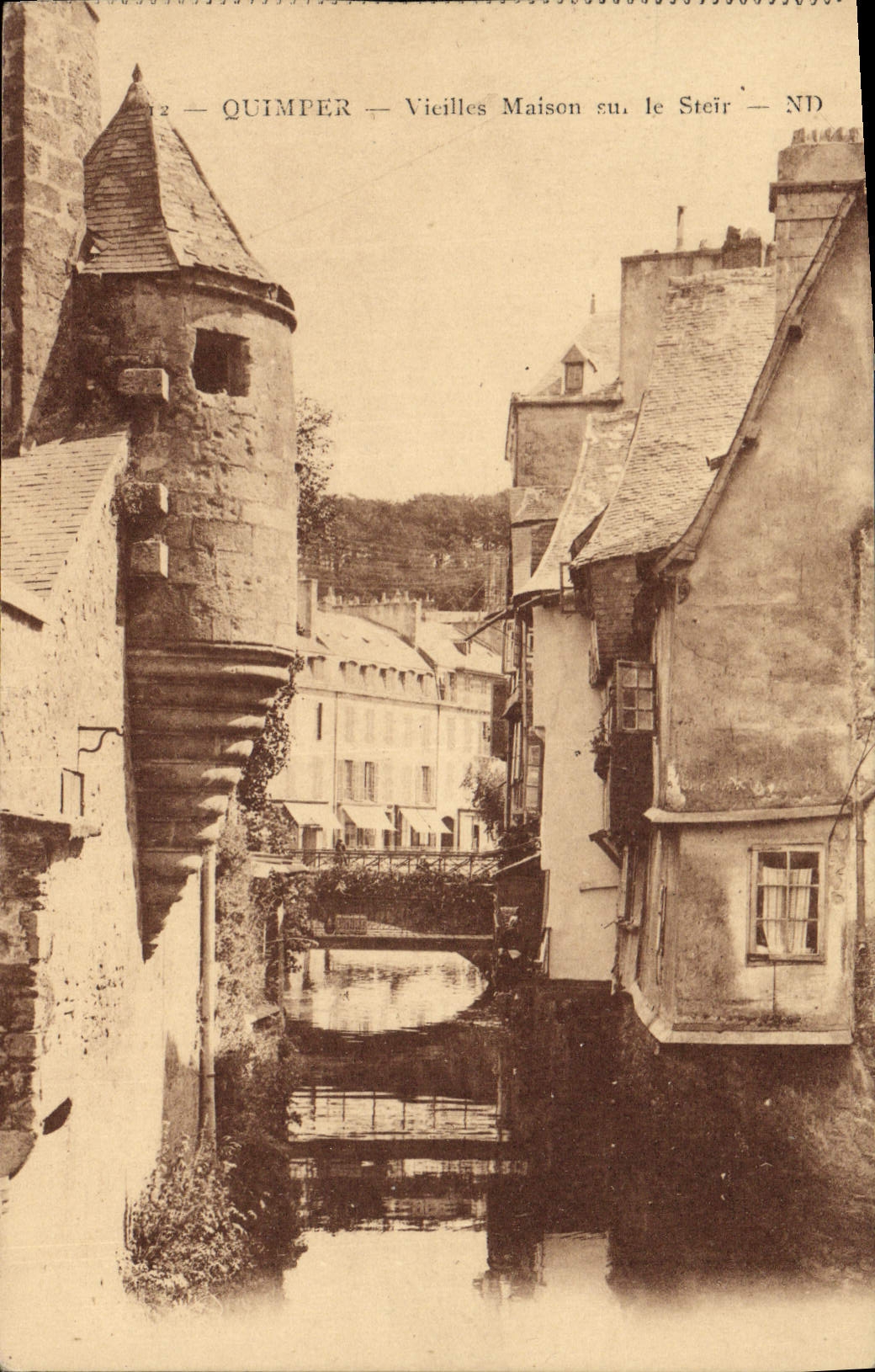 VINTAGE POSTCARD Quimper Old women Houses on Steir