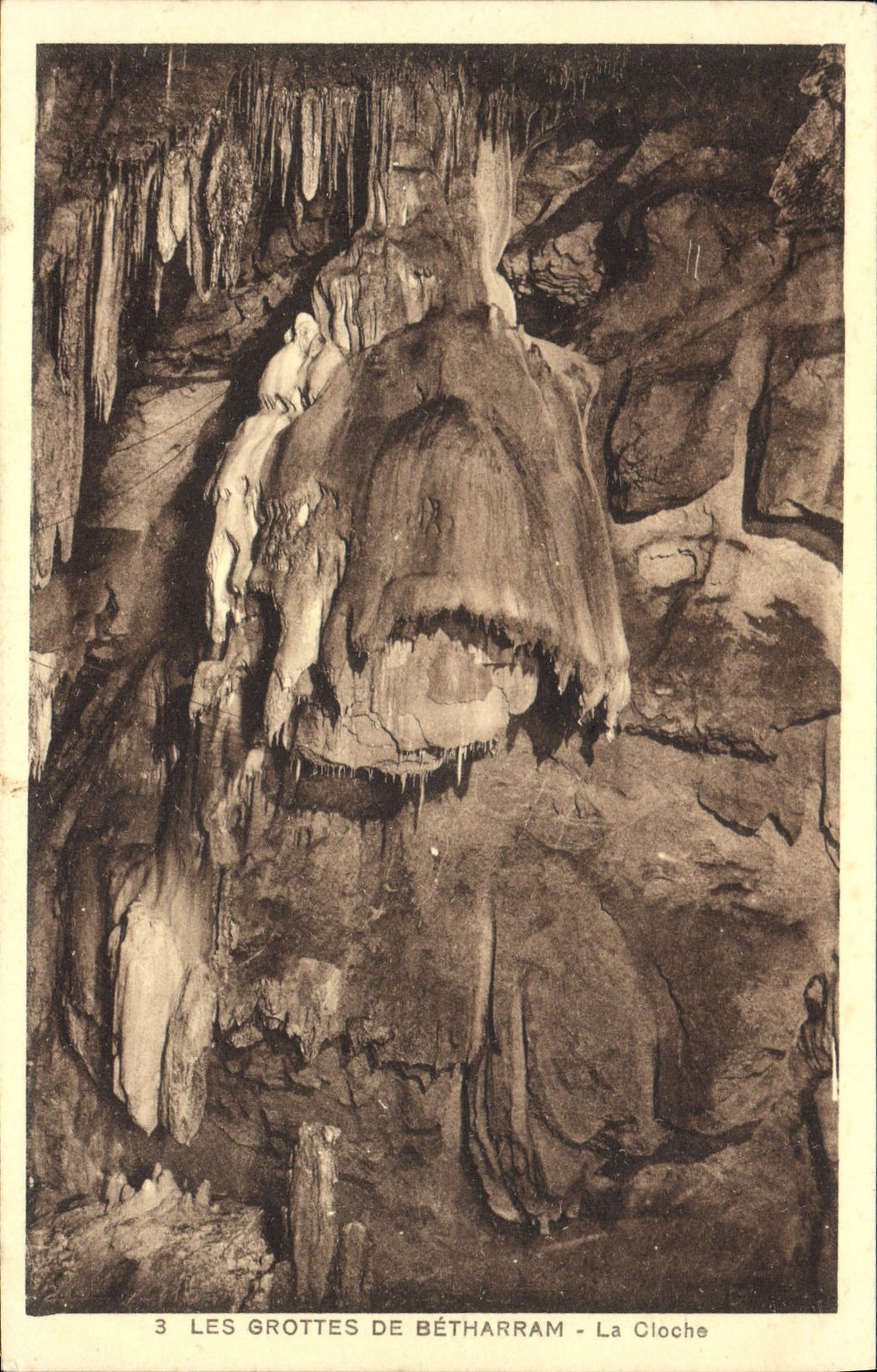 VINTAGE POSTCARD the Caves De Betharram the Bell