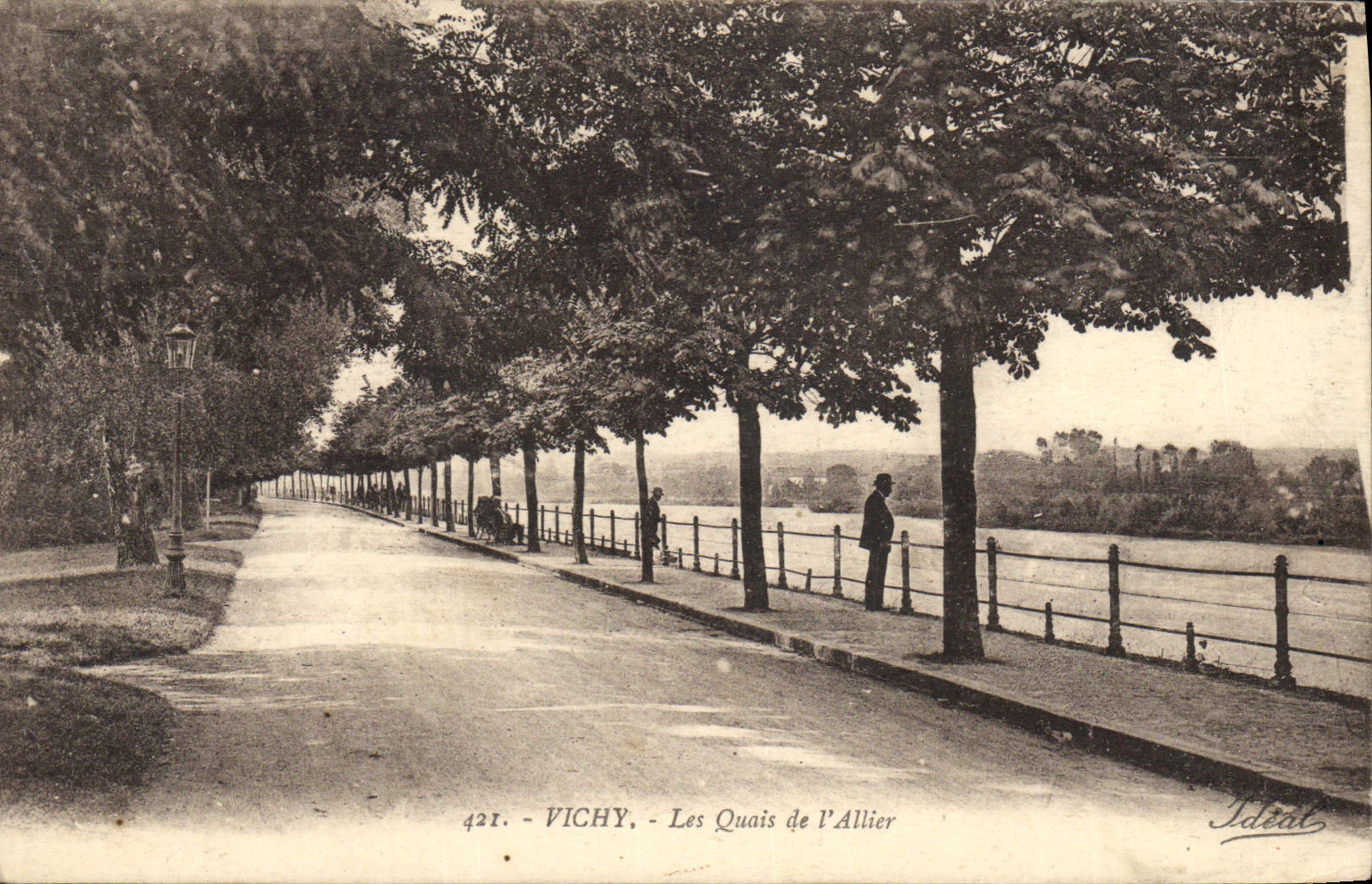 VINTAGE POSTCARD Vichy Quays of Allier