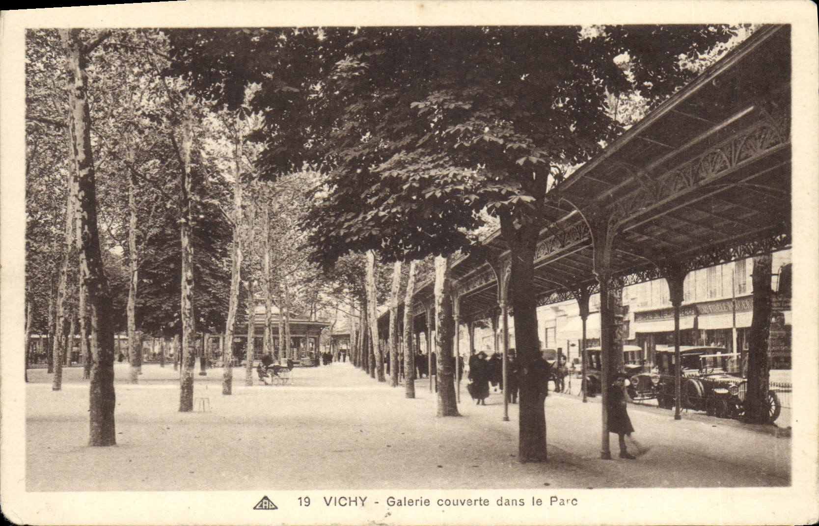 CPA Vichy Galerie Couverte Dans le Parc