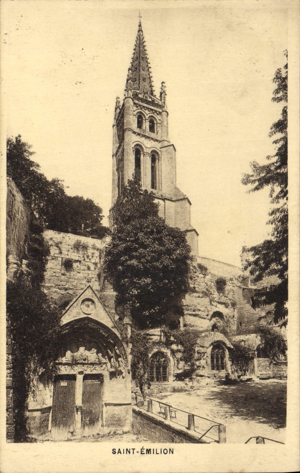 CPA Saint Emilion Vue generale de l'eglise souterraine et du clocher