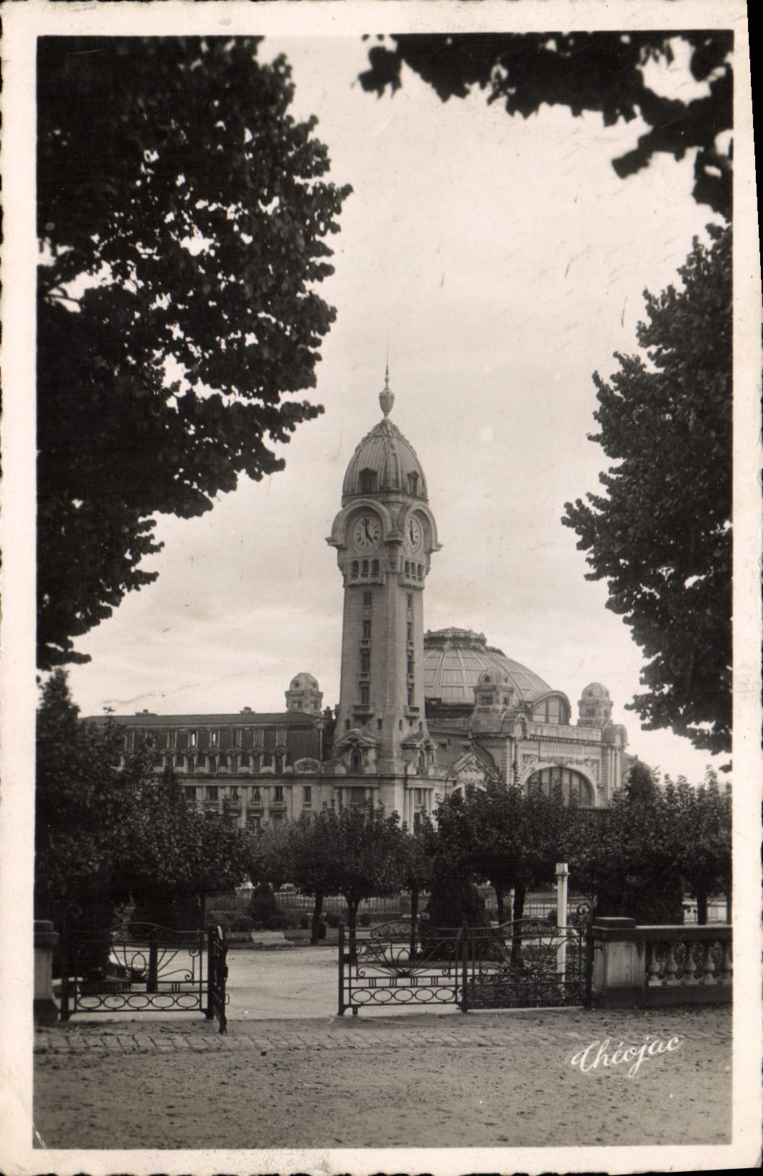 CPM Limoges La Gare des Benedictins vue des jardins