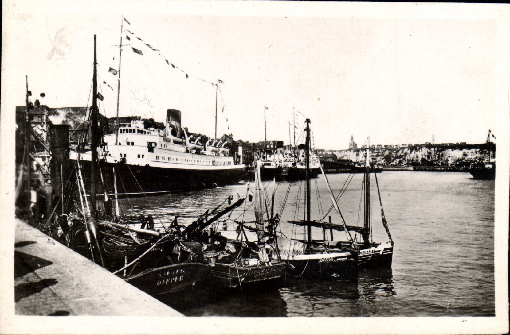 MODERN CARD Dieppe the Port Steamers