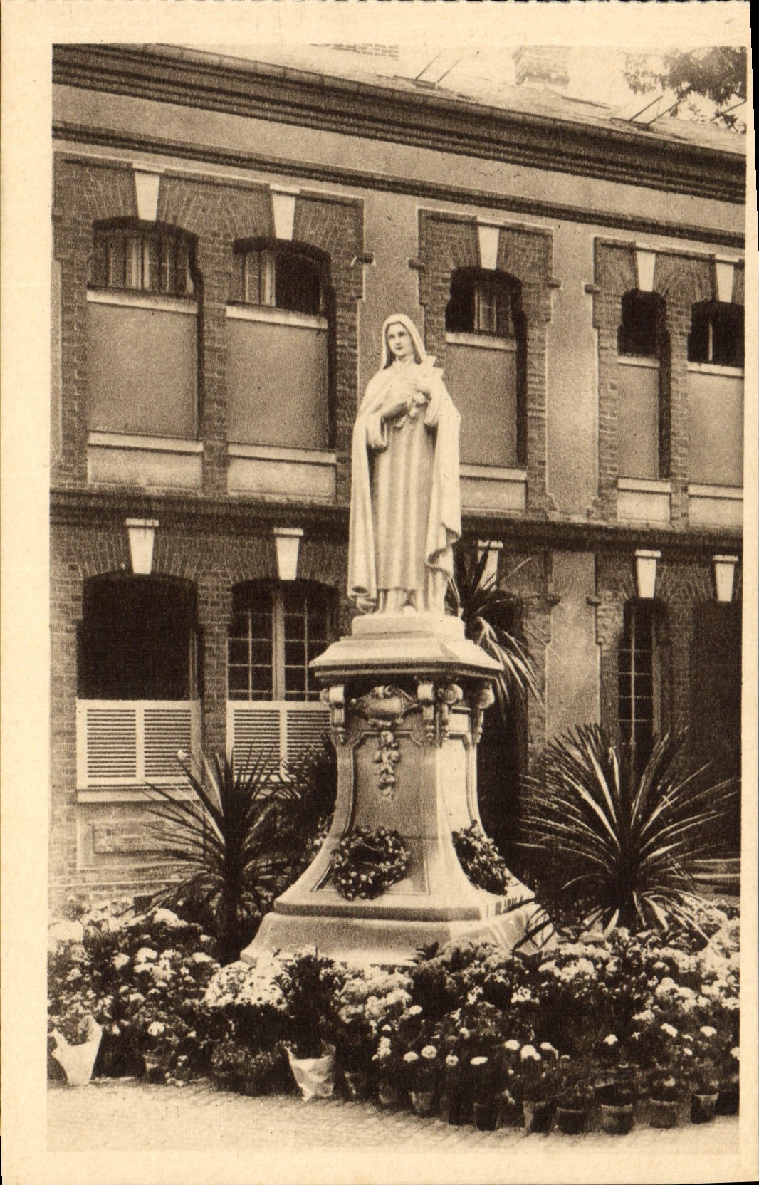 VINTAGE POSTCARD the statue of Sainte Therese of the Jesus Child in the court of entry of Carmel de Lisieux