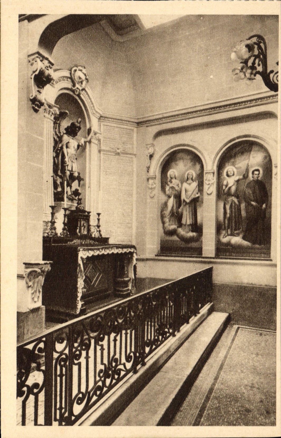 CPA La Chapelle Des Carmelites De Lisieux Autel Saint Michel et fresque des Saints preferes a la Sainte