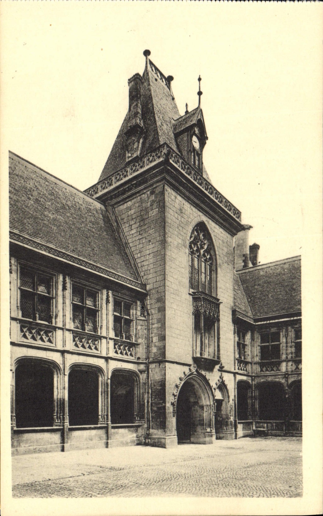 VINTAGE POSTCARD Bourges Palate Of Jacques Heart the vault