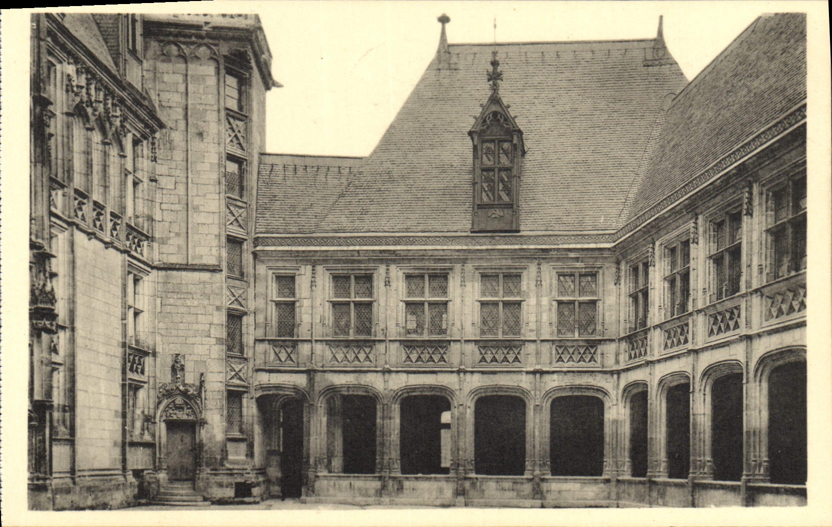 VINTAGE POSTCARD Bourges Palate Of Jacques Heart court