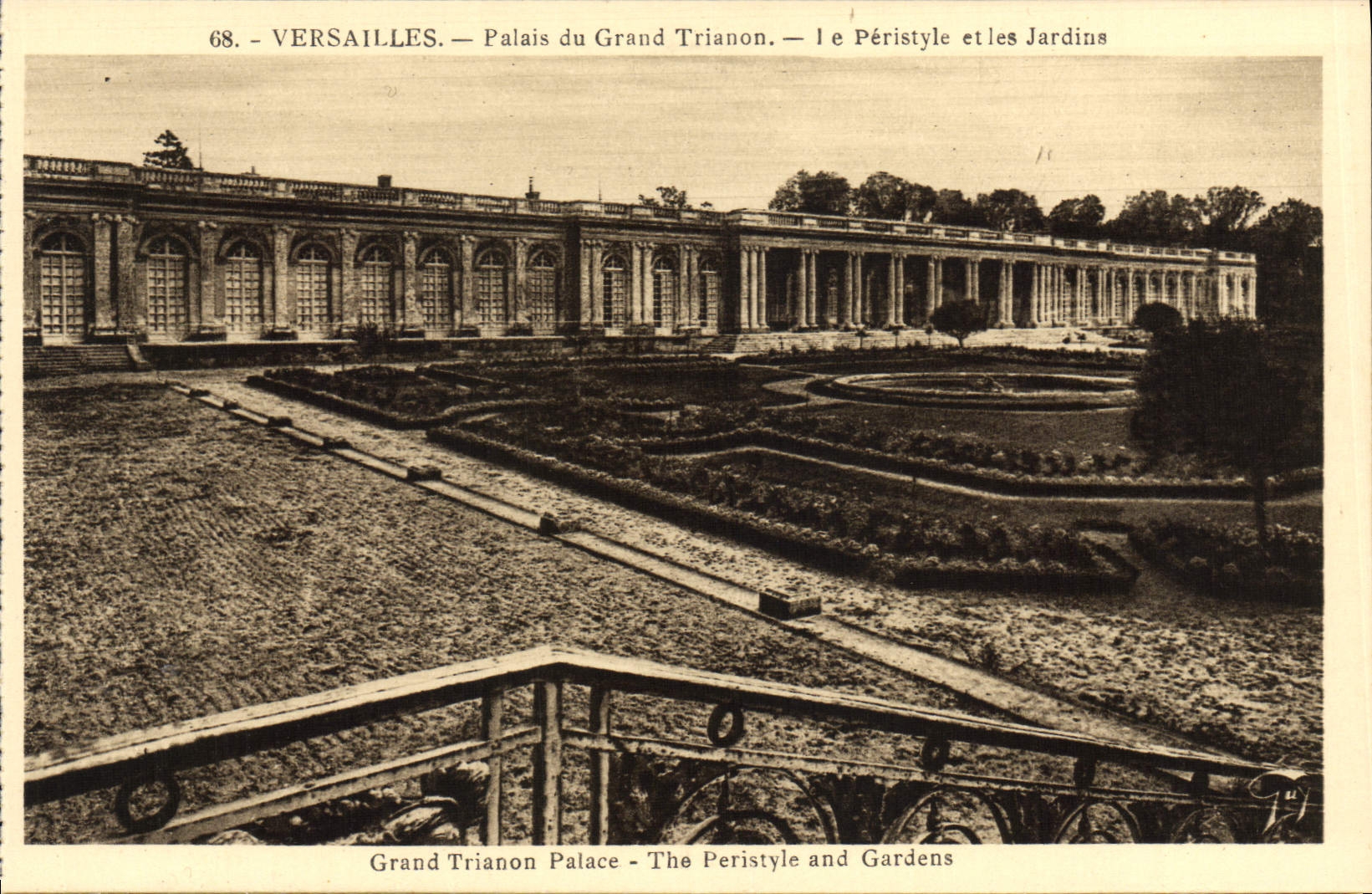 CPA Versailles Palais Du Grand Trianon Le peristyle et les jardins