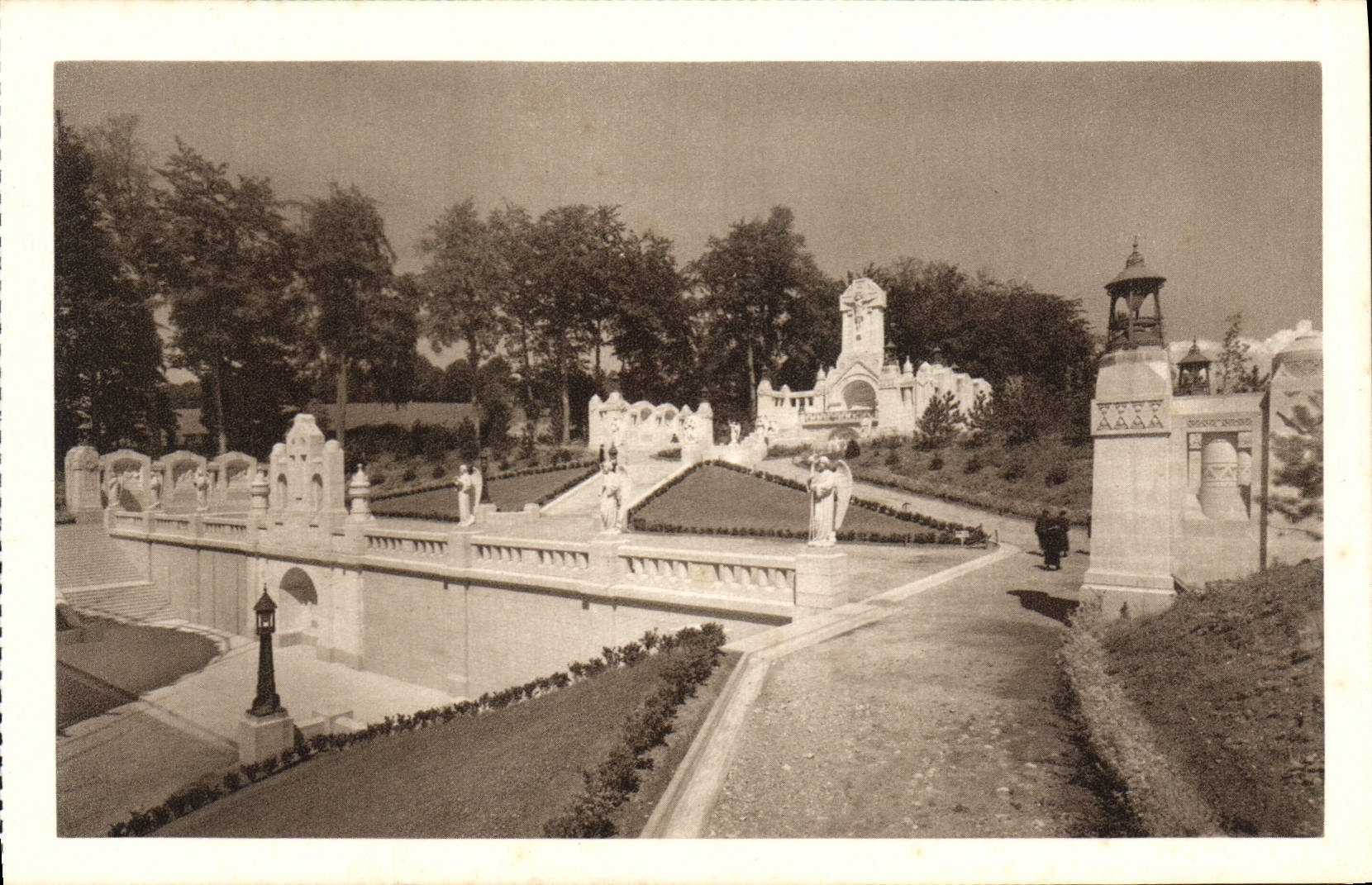CPA La Basilique De Lisieux Le chemin de Croix exterieur Vue generale