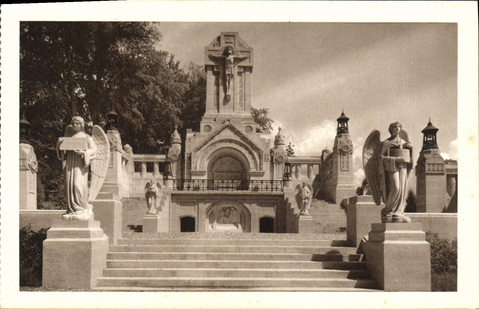 CPA La Basilique De Lisieux le chemin de Croix exterieur Le calvaire Vue d'ensemble